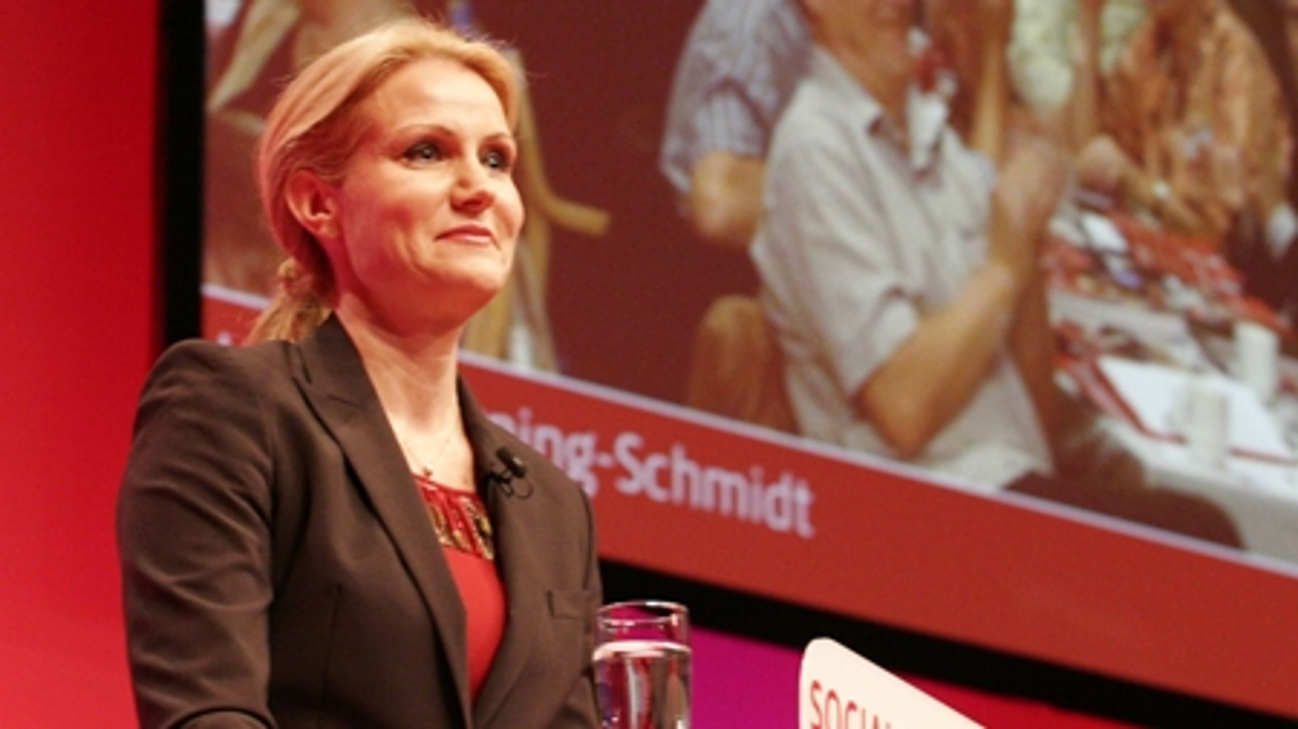 Helle Thorning-Schmidt kom i sin tale også ind på den famøse skattesag. "Jeg skal sige i dette sluttede selskab, at når jeg derhjemme ser på min dejlige mand, så har ordet skat fået en ny betydning," afslørede hun.