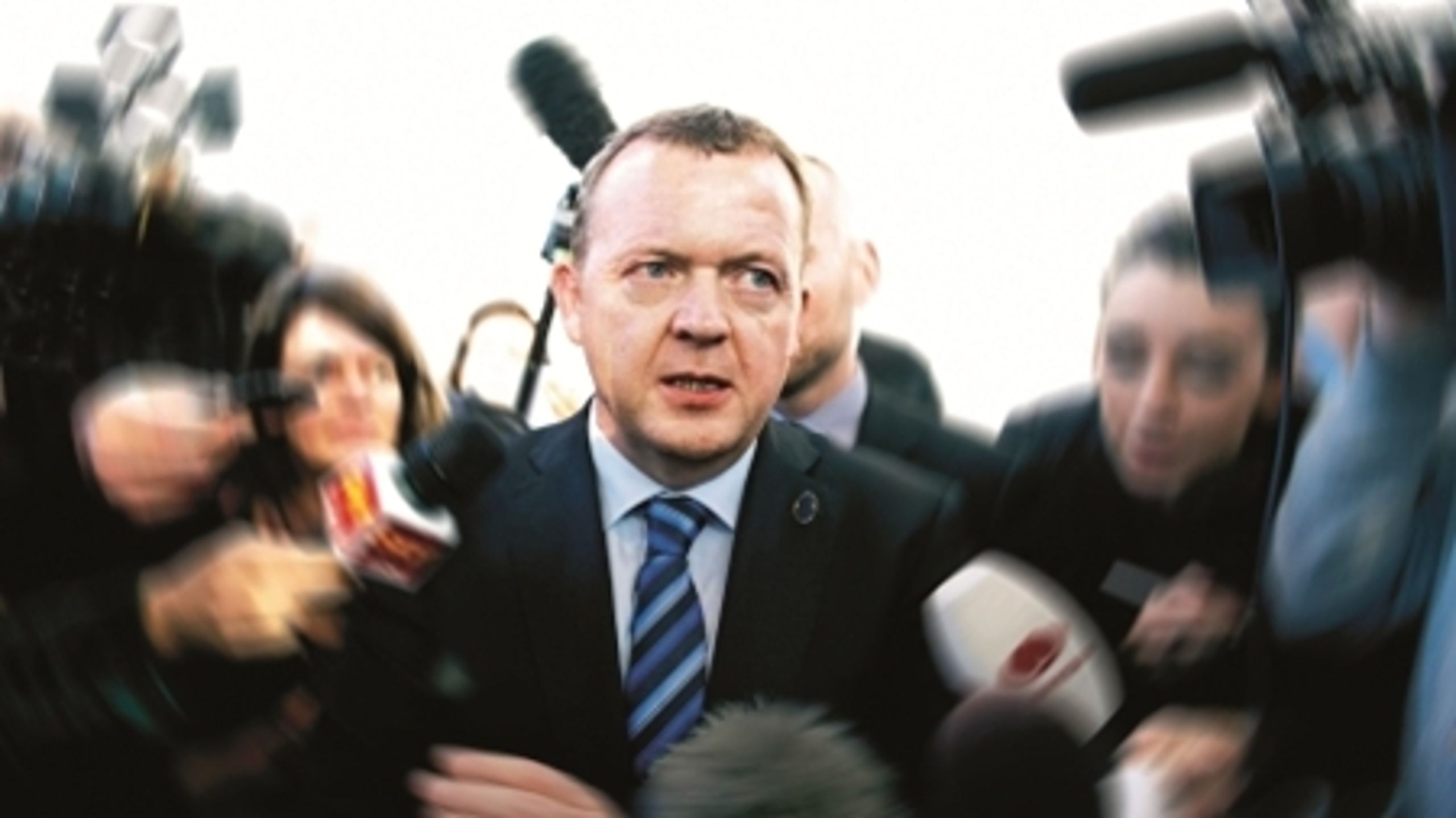 Den nærmeste familie  skal næppe forvente at få foræret "Projekt Løkke" i julegave af statsministeren. Bogen udmærker sig ved sin respektløse og kritiske tilgang, men går visse steder over i fristil med løs hånd.    