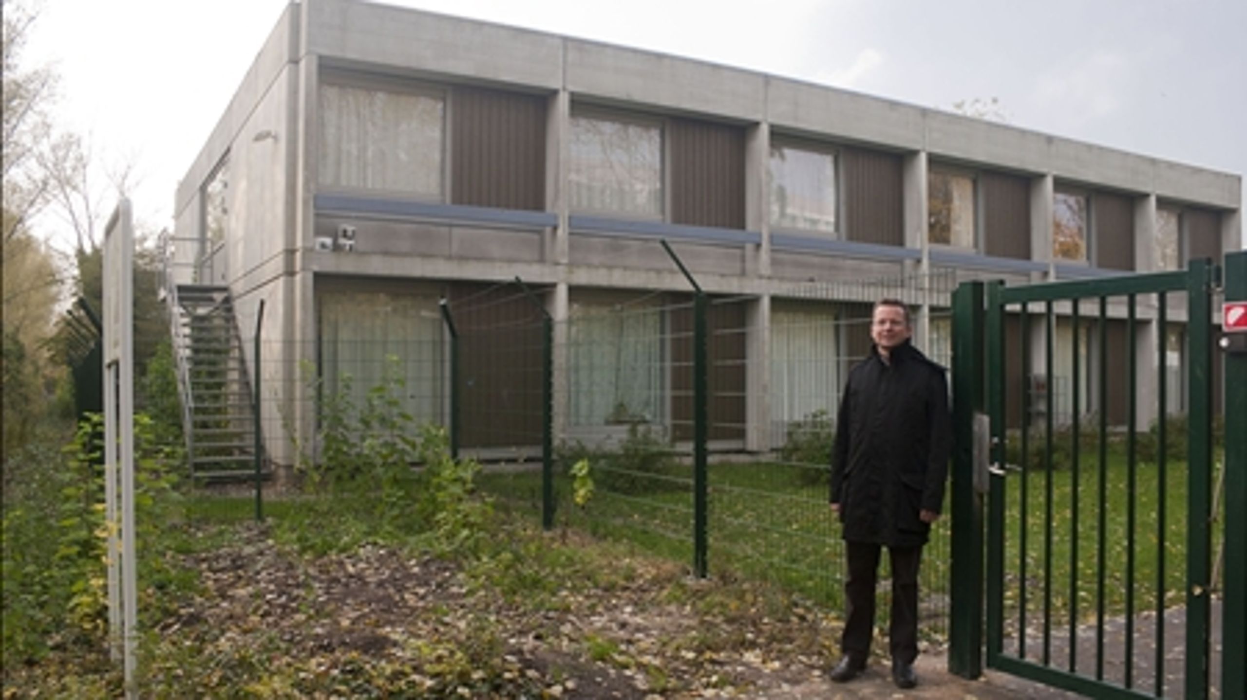 Efter mange år med hærværk og indbrud har socialdemokraten René Skau Björnsson følt sig tvunget til at sikre Hejredalskollegiet ved Gellerupparken med et hegn for at holde kriminelle og utilpassede unge ude.