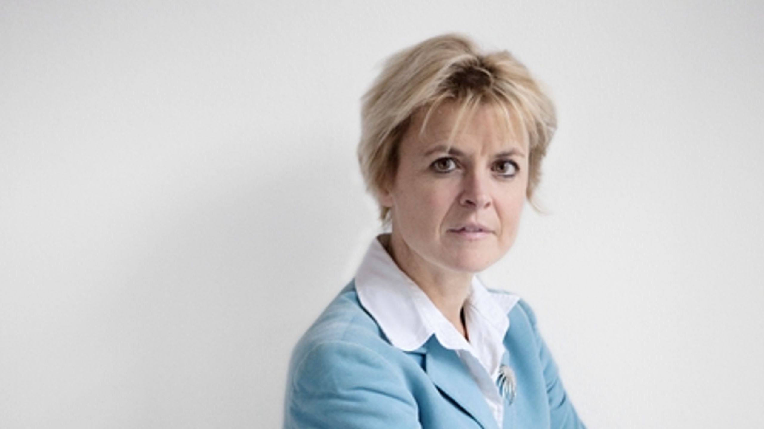 Oppositionen er ude med riven, fordi regeringens klimastrategi først bliver lanceret i starten af det nye år i stedet for i løbet af efteråret, som klima- og energiminister Lykke Friis (V) ellers havde satset på.