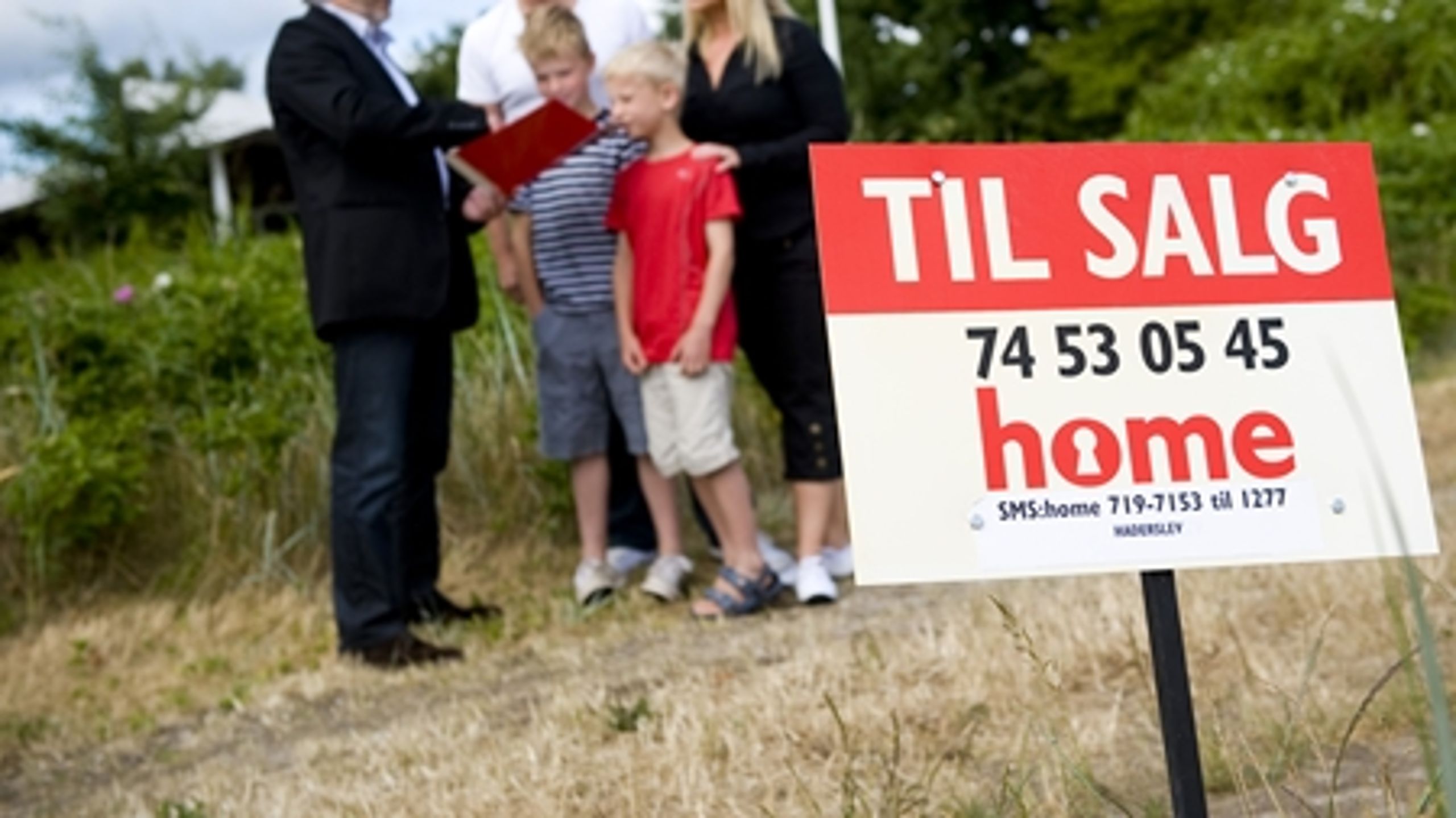 Tusindvis af danske grundejere kan have betalt for meget i grundskyld de seneste fem år. Regeringen er i færd med at ændre loven, men ingen ved, om eller hvordan grundejerne kan få deres penge tilbage.