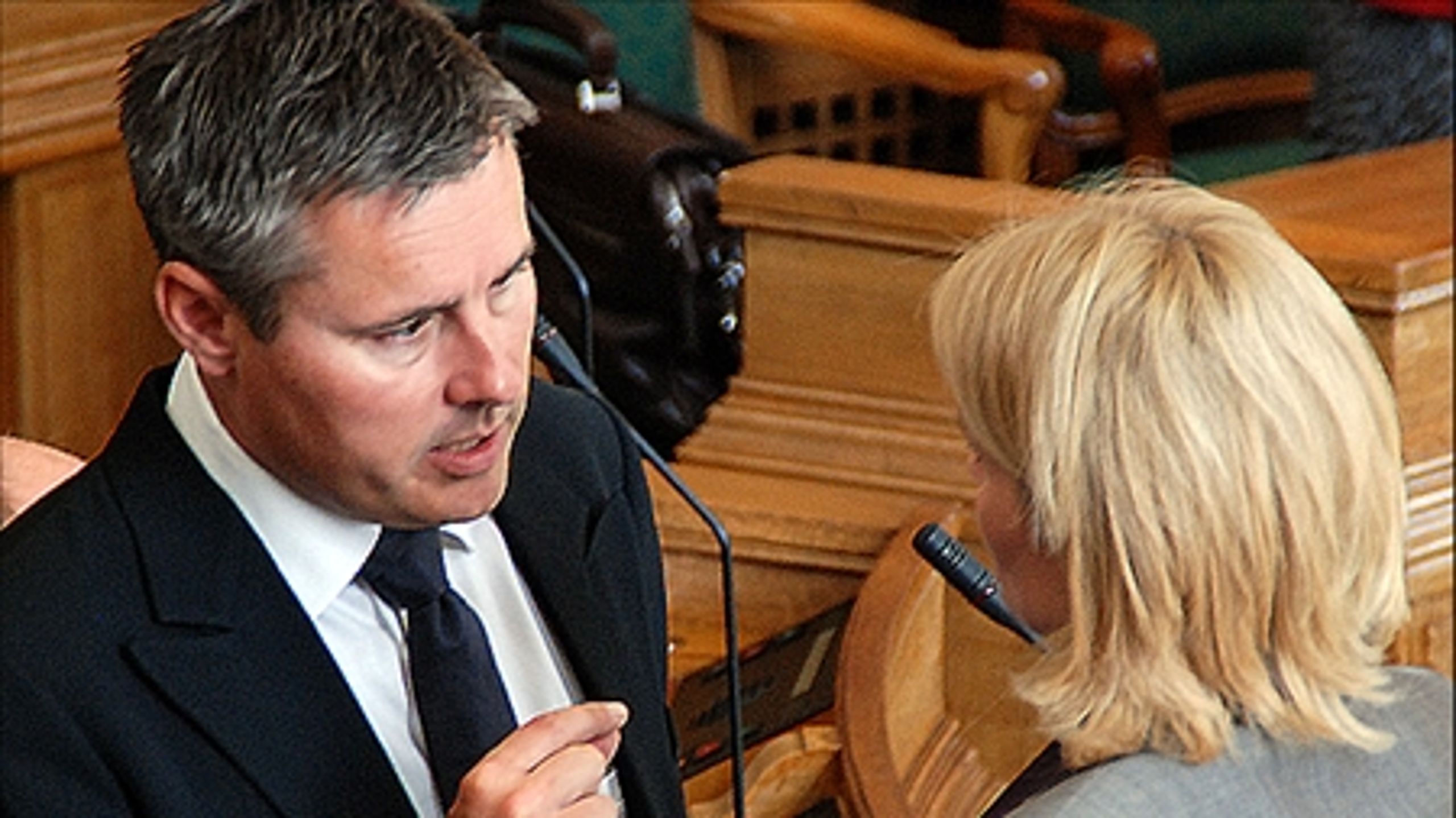 Henrik Sass Larsen:
Det er chokerende at se, hvor mange ekstra akademiske og administrative medarbejdere, der kom til efter kommunalreformen. Hvad i alverden skulle det til for?