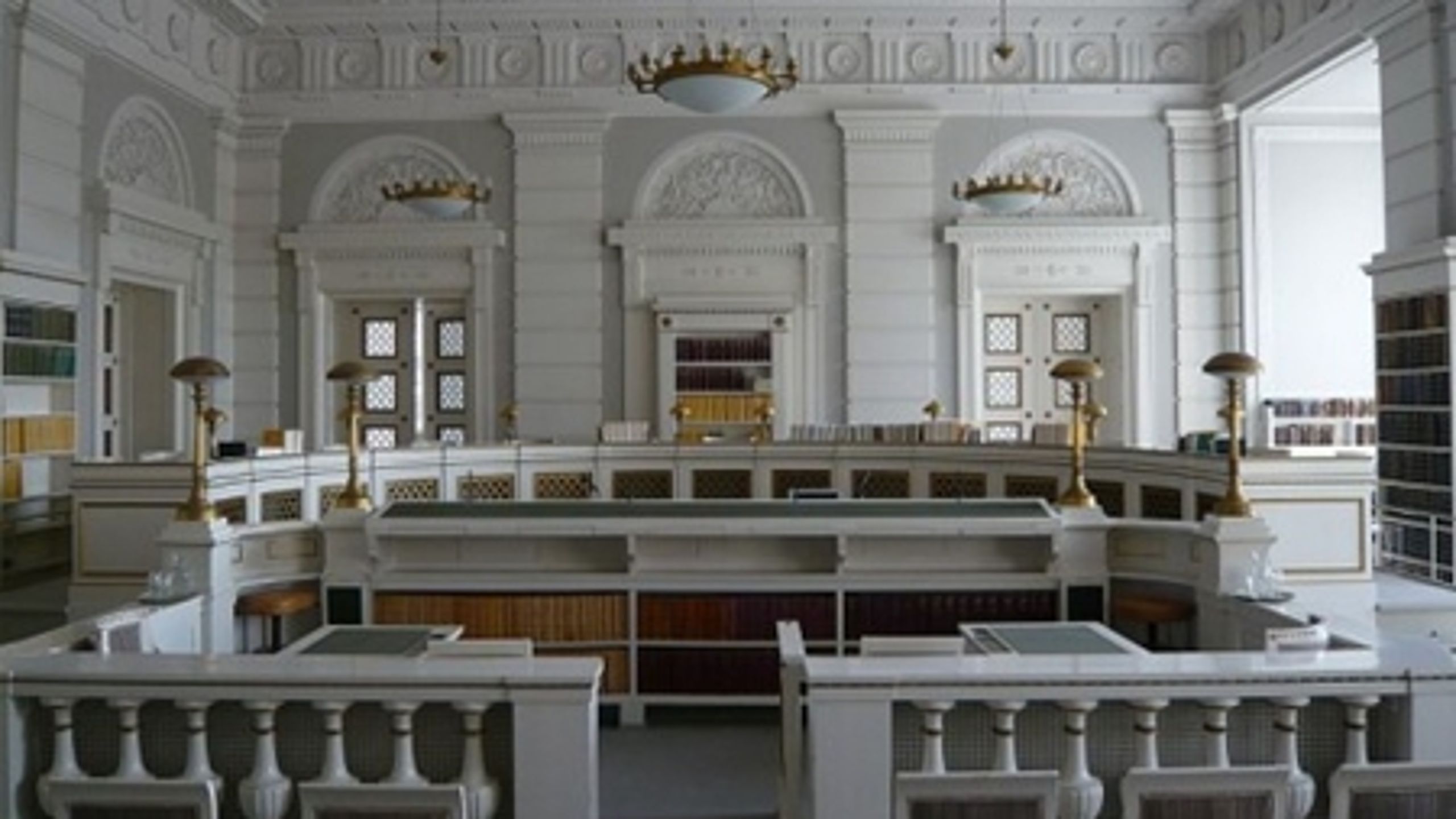 Højesteret kan fejre sin 350-års fødselsdag i stilfulde omgivelser. Men selvom Højesteret kun ligger et stenkast fra Folketinget er der i politisk forstand blevet stadig større afstand mellem dommere og folkevalgte.