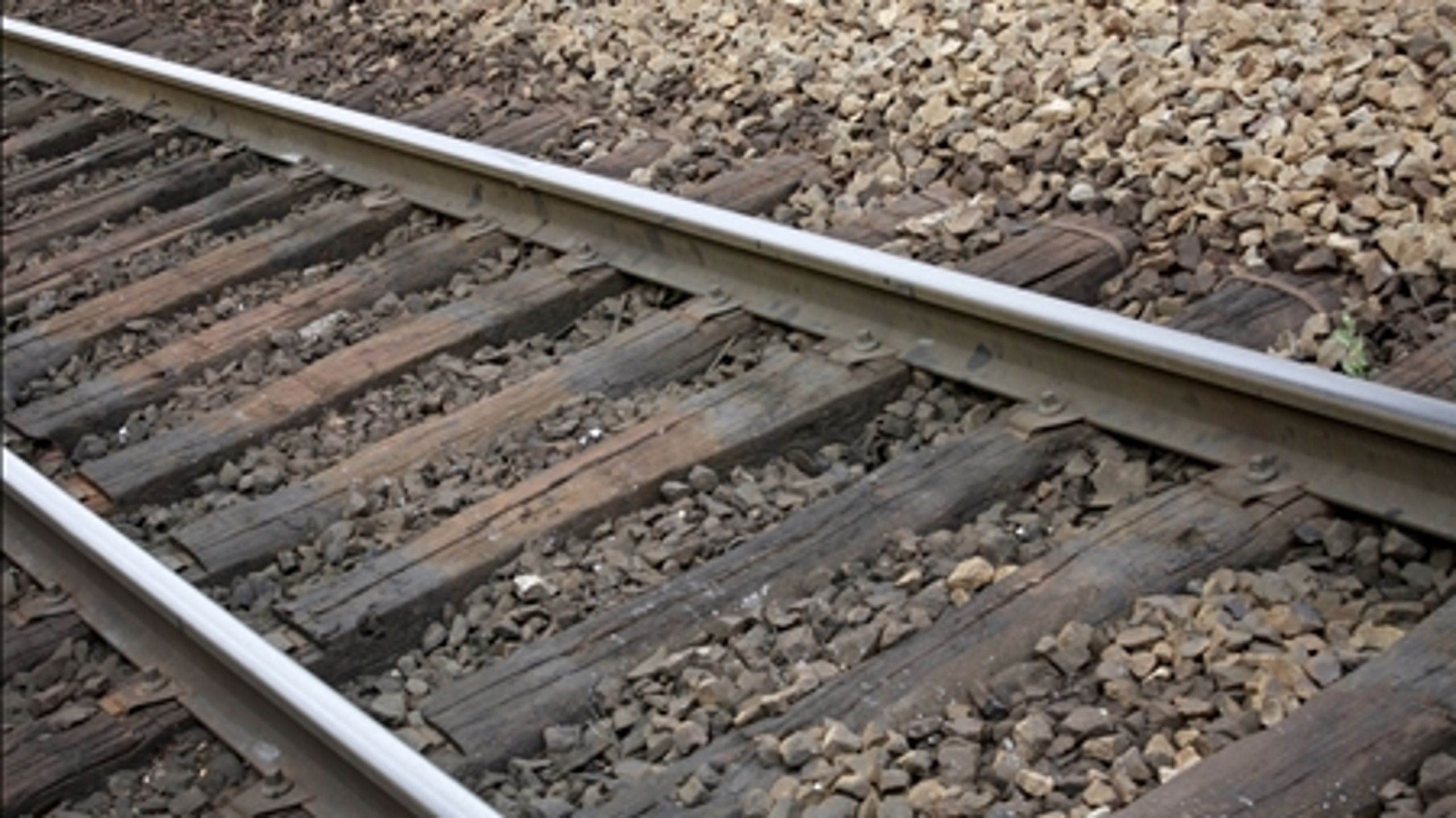 Transportministeren vil have konkurrence på skinnerne - men forligspartierne tøver. 