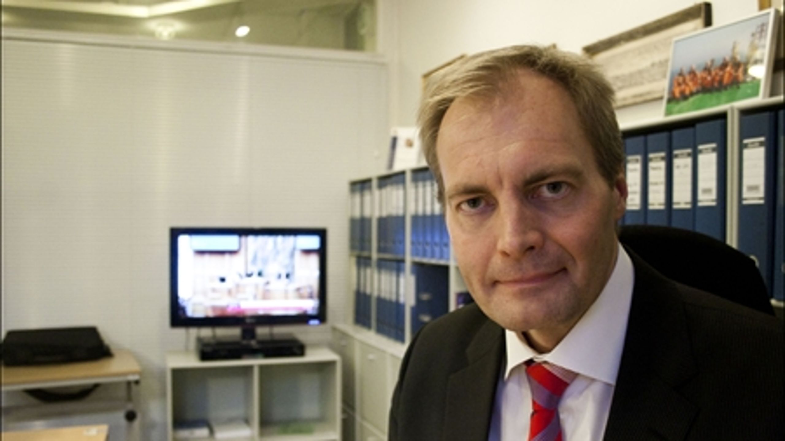 Formanden for Folketingets Retsudvalg, Peter Skaarup, vil hente inspiration i udlandet for at finde nye modeller for valg af dommere til Højesteret. Forslaget skal imødegå kritikken af Højesteret som "en selvsupplerende klub".