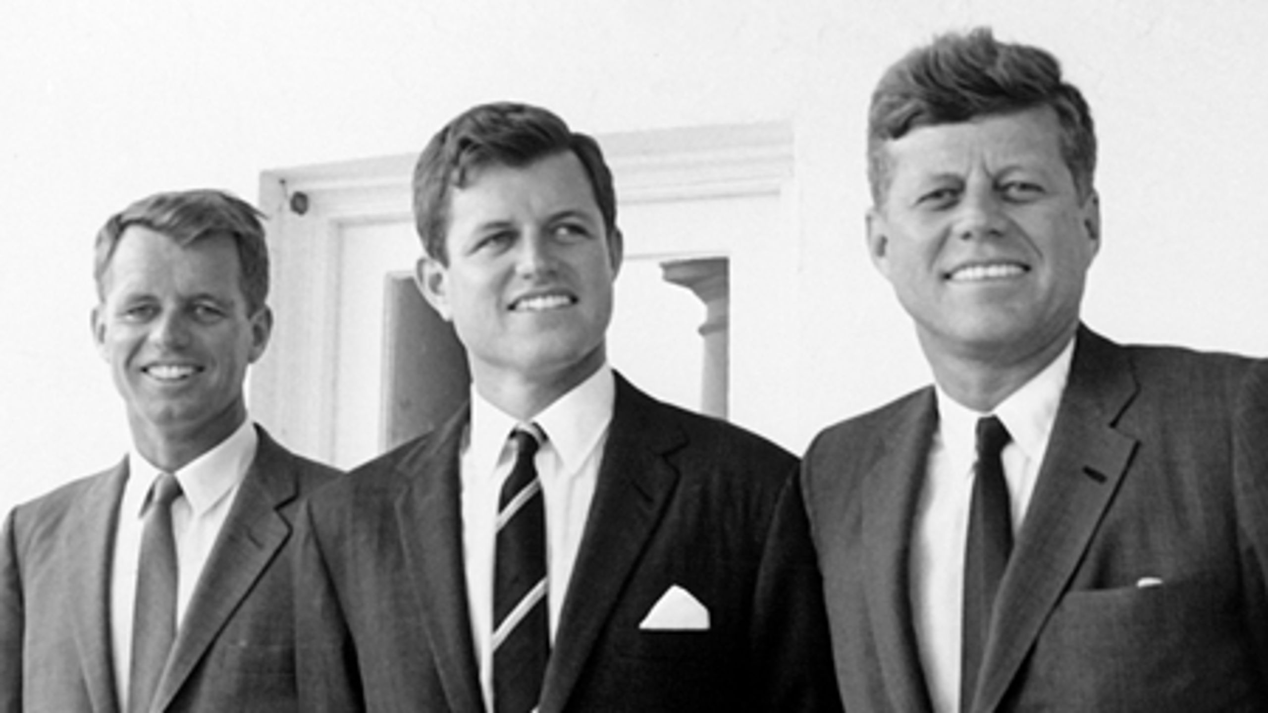 "Myten om Kennedy-brødrene er blevet større end virkeligheden, og arven efter dem er blevet et krævende ideal, som mange amerikanere gerne vil se deres politikere efterleve," skriver Anders Agner Pedersen i bogen, der udkommer 11. marts.