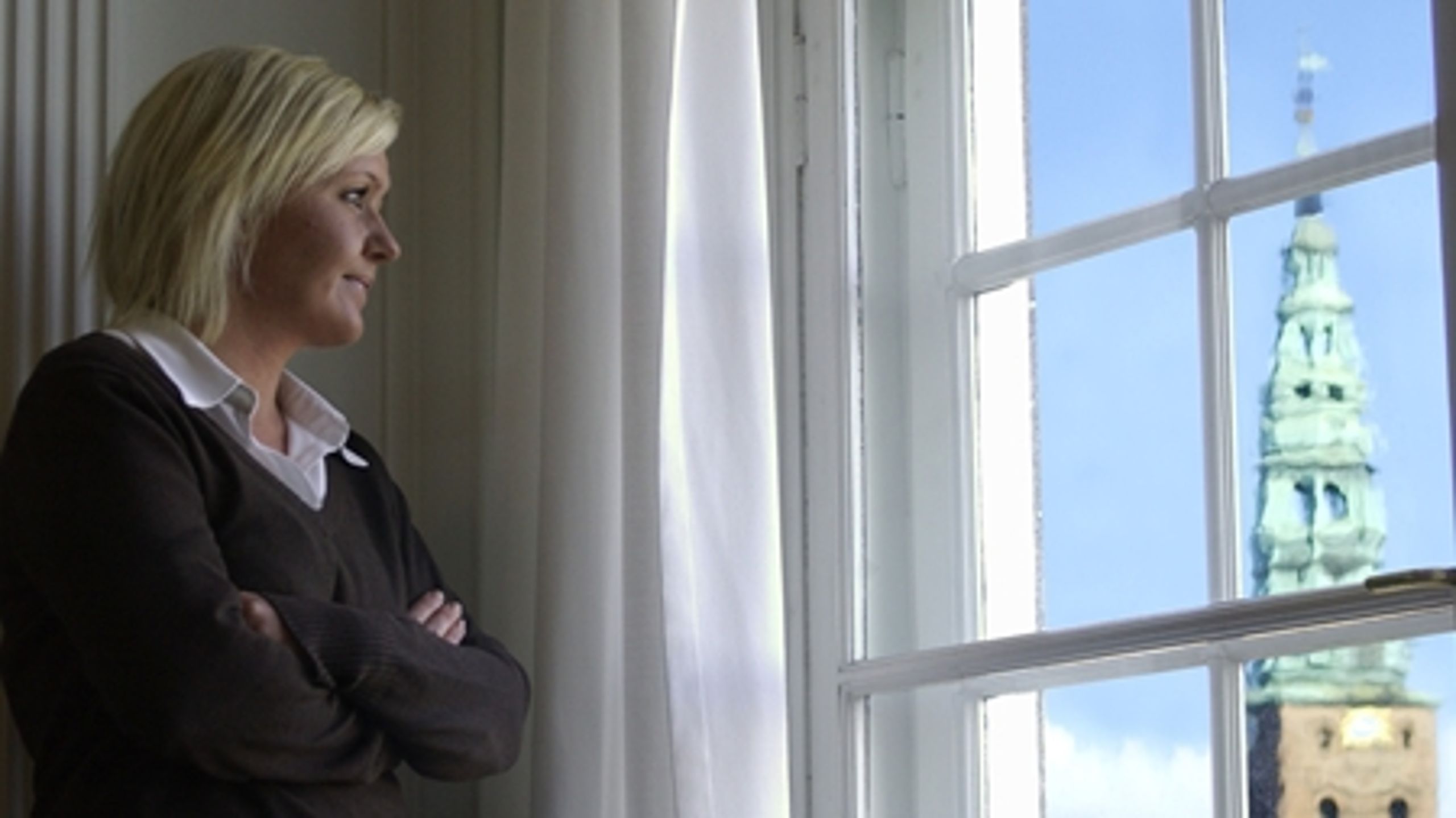 Ministrene reduceres mere og mere til talsmænd for embedsværket, hævder ny bog. De er pressede i hverdagen og når ikke at sætte sig ind i deres ressortområde, før de er videre til en ny ministerpost. Carina Christensen (K) sad f.eks. på tre vidt forskellige ministerposter i løbet af kun godt tre år.