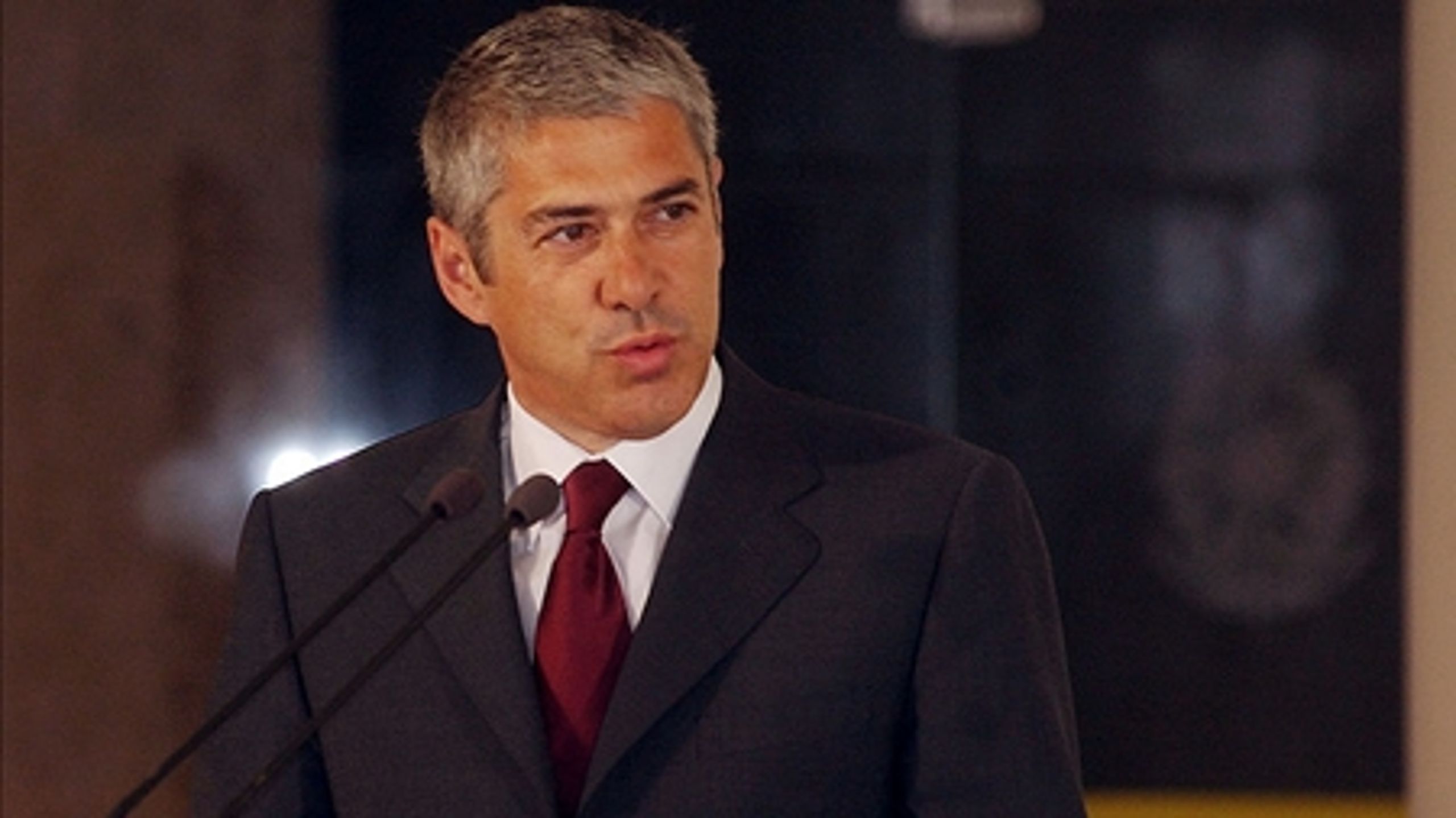 Portugals premierminister Jose Socrates og hans mindretalsregering trådte onsdag aften tilbage efter manglende opbakning til en ny spareplan. 