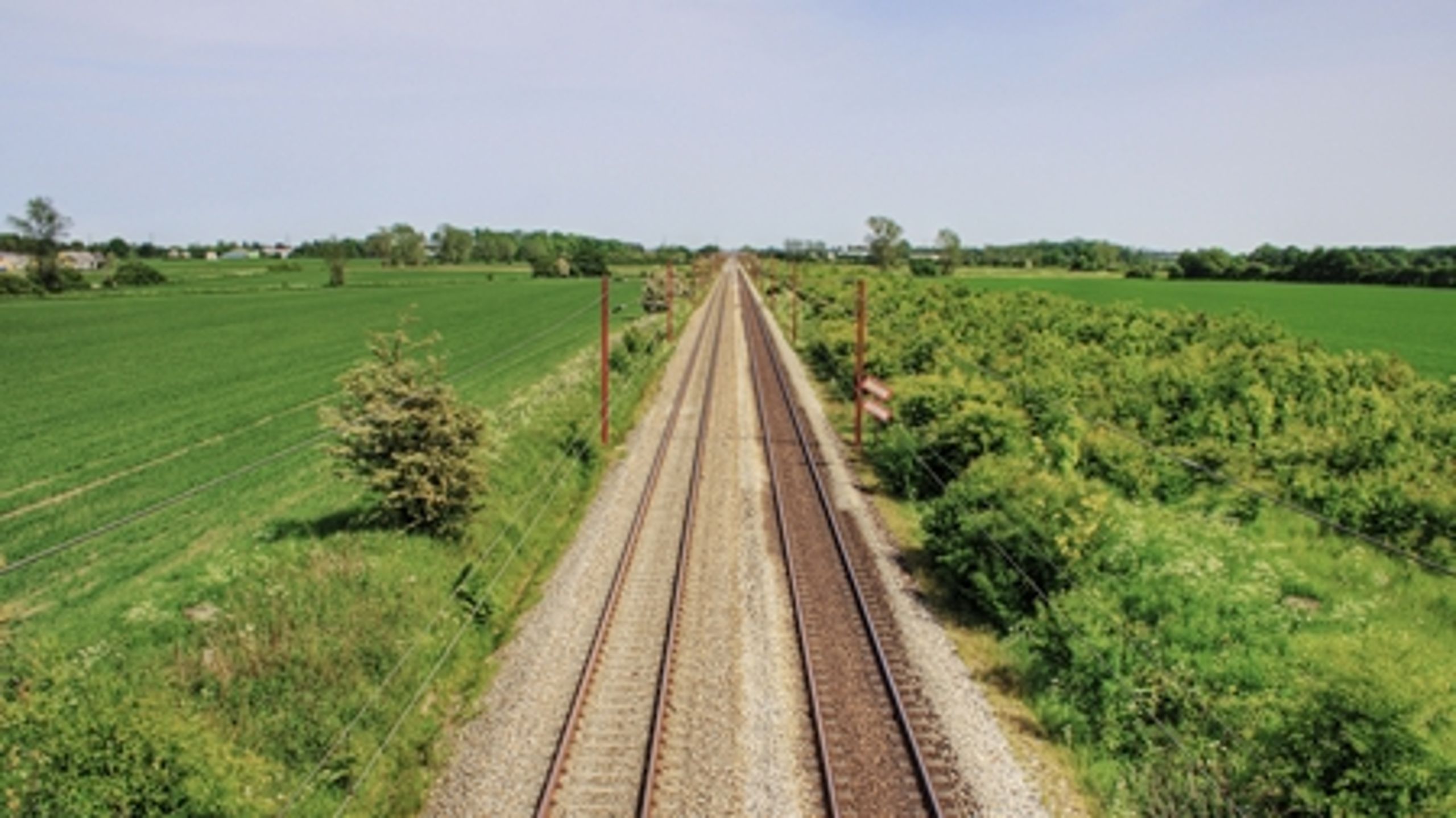 En af de centrale anbefalinger i EU-Kommissionens nye transport-hvidbog er, at store dele af den europæiske gods- og passagertransport skal flyttes fra vej til jernbane og vandveje.