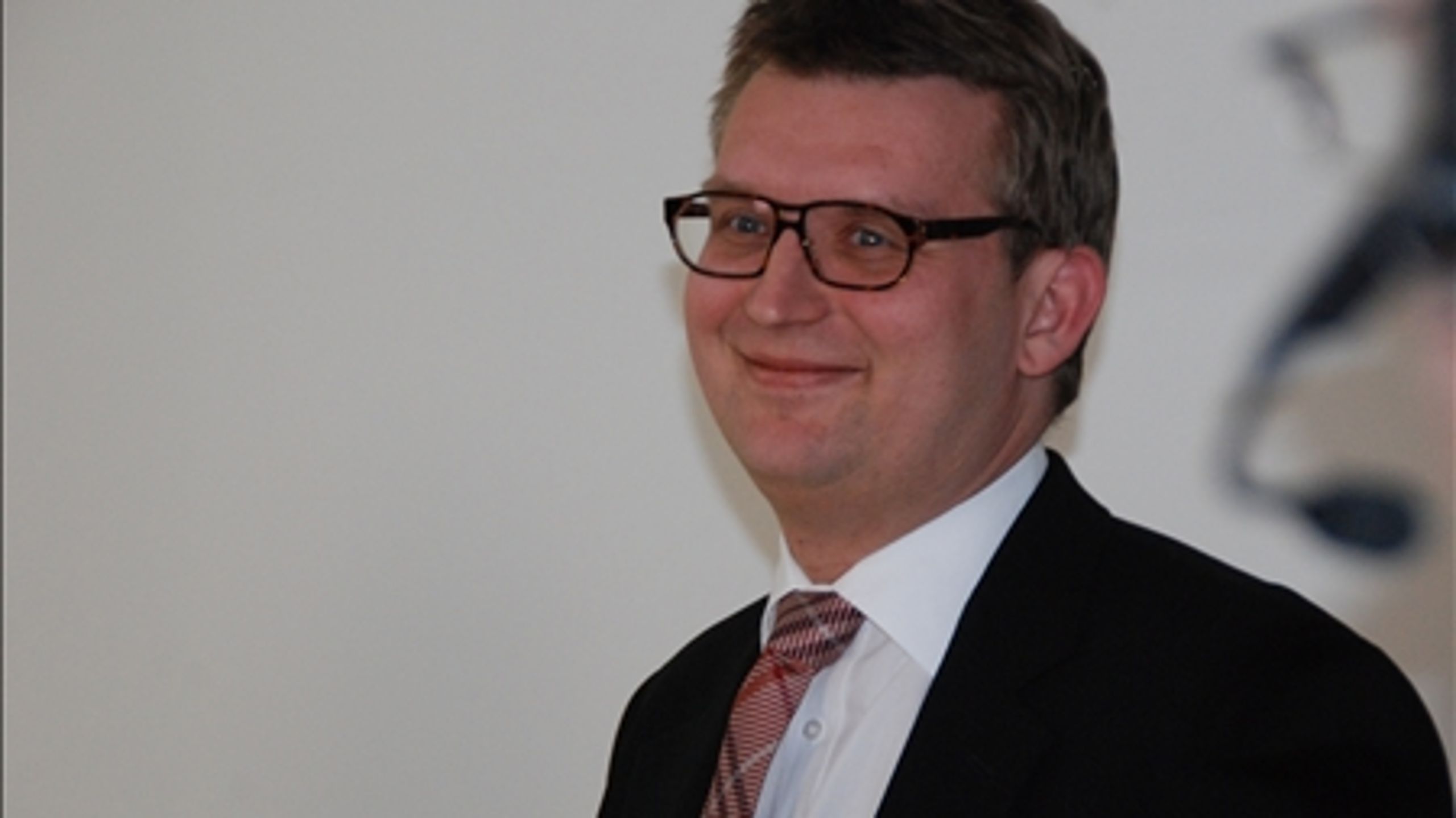 Undervisningsminister Troels Lund Poulsen (V) vil have et møde med formanden for fordelingsrådet i Region Hovedstaden for at finde ud af, om reglerne for fordeling af elever på gymnasierne bliver brudt.