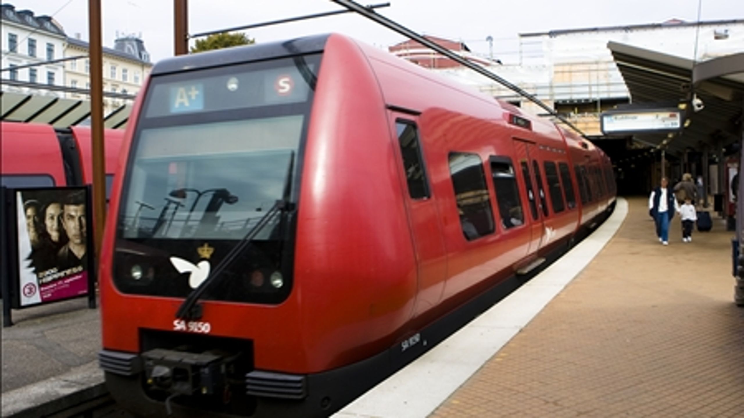 Der skal være bedre samnmenhæng mellem busser, tog og metro i hovedstaden, mener transportministeren, som om kort tid vil indkalde partierne til forhandlinger.