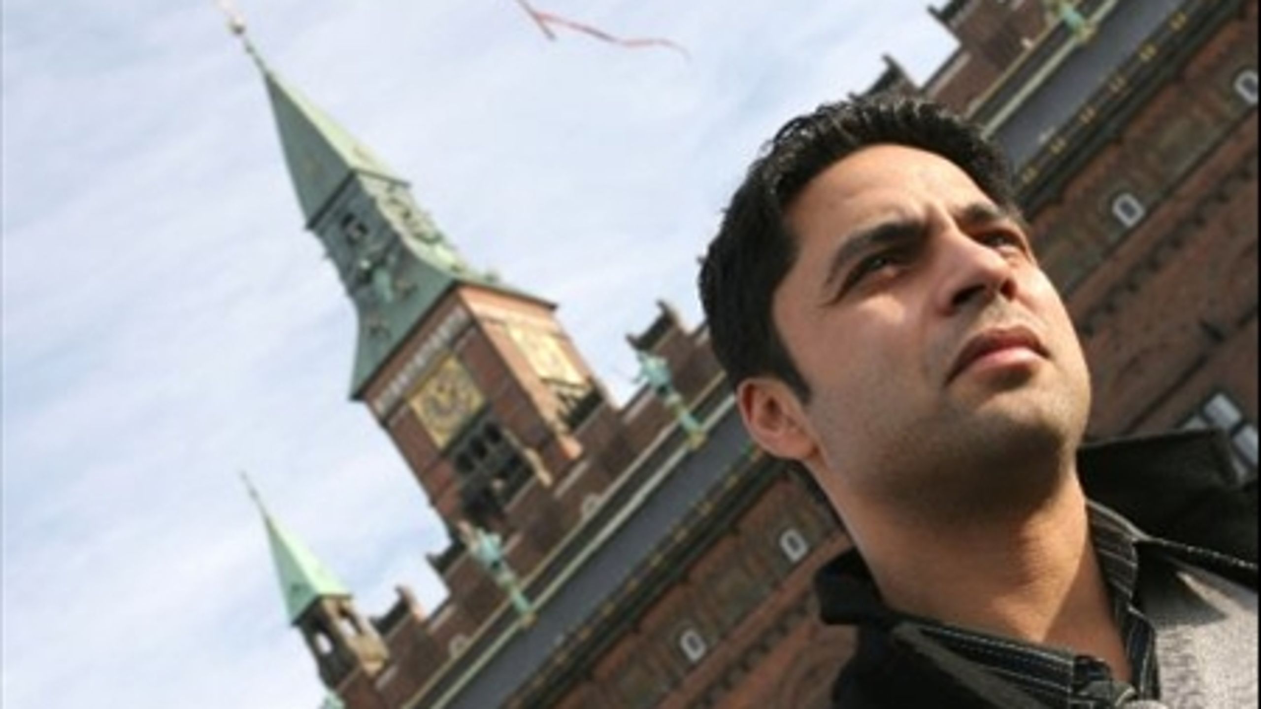 Manu Sareen (R): "Man må indse, at tiderne har ændret sig dramatisk, siden de her love og konventioner blev indført. Det udfordrer os, at nogle af de regler, der skal beskytte enkeltindivider mod overgreb, nu udnyttes af folk, de aldrig nogensinde var tiltænkt." 