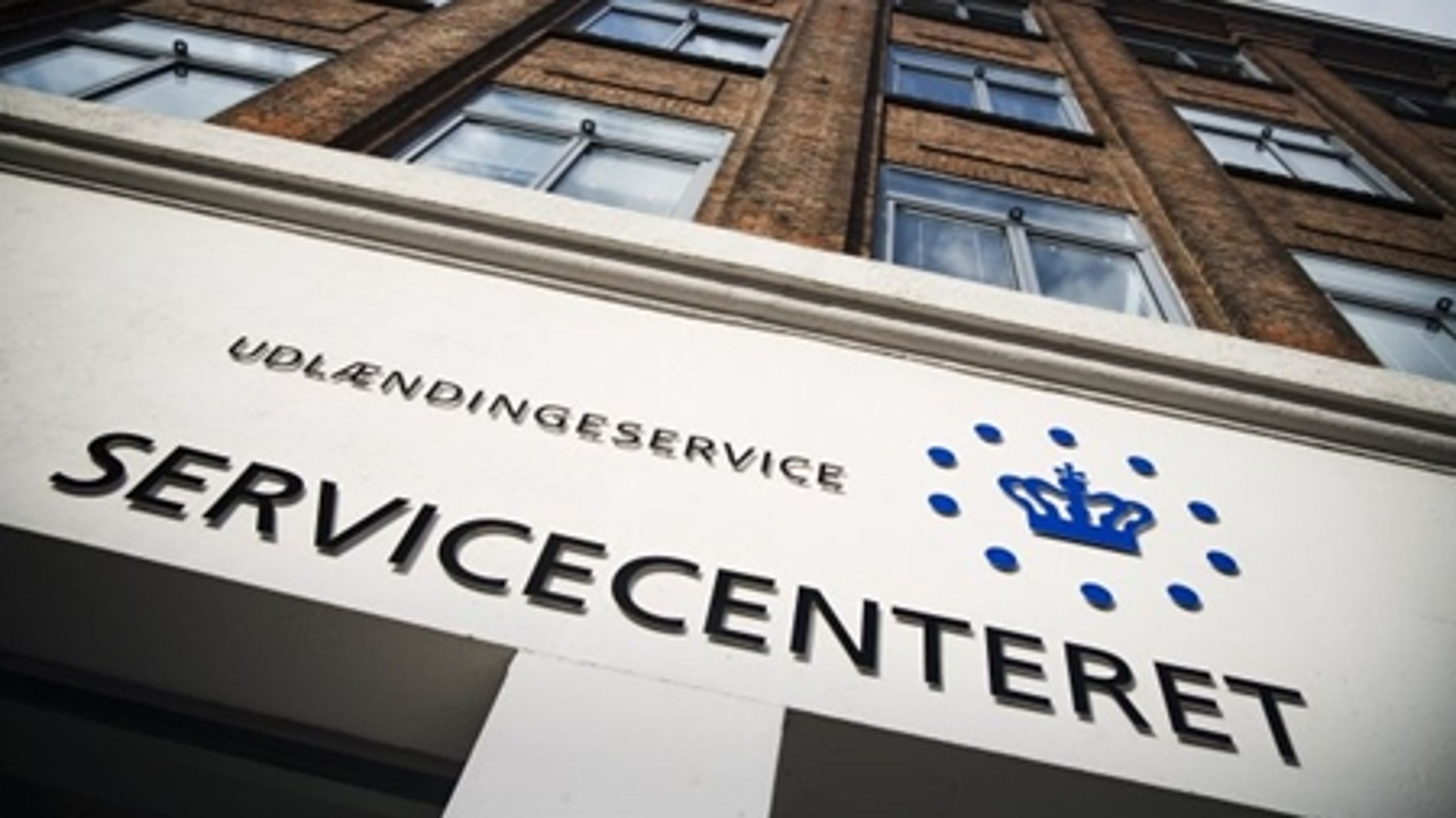 Danmark efterlever EU's lovgivning i ordet, men ikke i ånden. Regeringen har manøvreret i en meget mørkegrå zone på familiesammenføringsområdet, viser speciale.