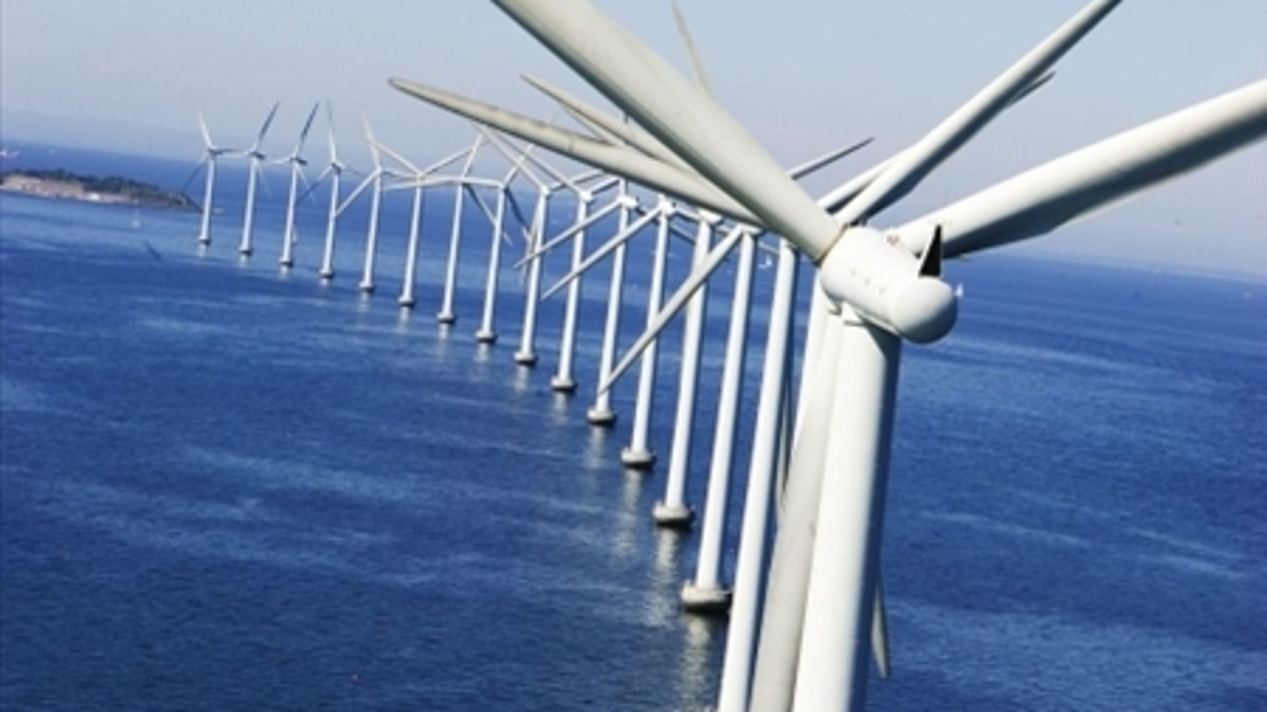 Prisen for Anholts havvindmøllepark var for høj, og det går ud over el-forbrugerne, mener Enhedslistens Per Clausen.