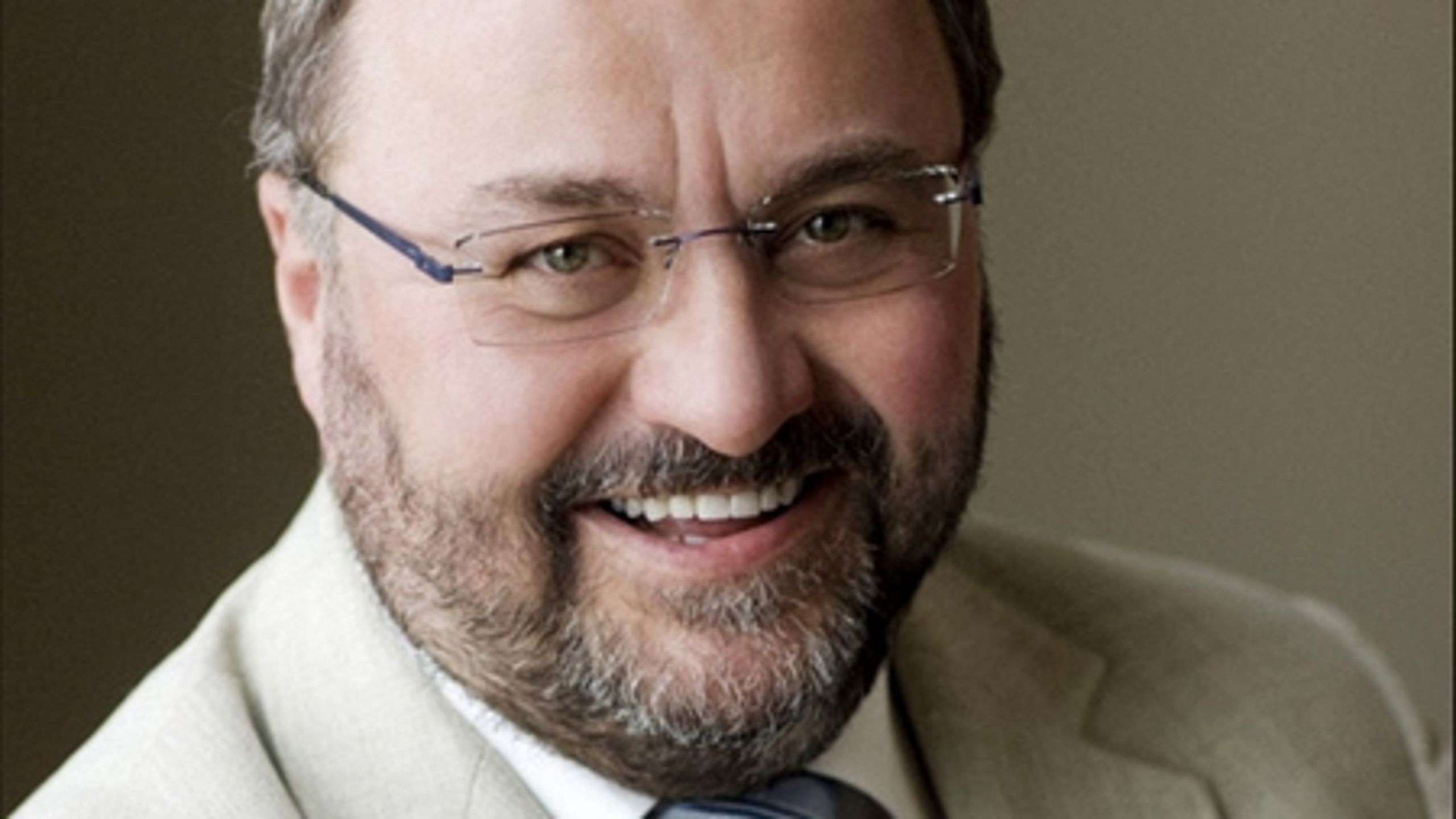 LO's uddannelsespolitiske sekretær Ejner K. Holst kritiserer et forslag fra S, SF, R og EL, der skal sikre en vis løn til forældre på erhvervsuddannelser.