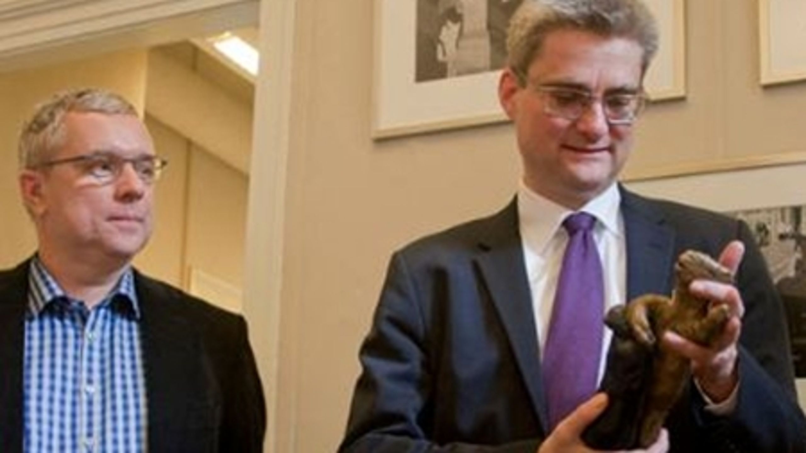 Søren Pind, hér modtager af Ting-Prisen 2010, møder igen Altinget.dks Rasmus Nielsen - denne gang under Folkemødet på Bornholm.