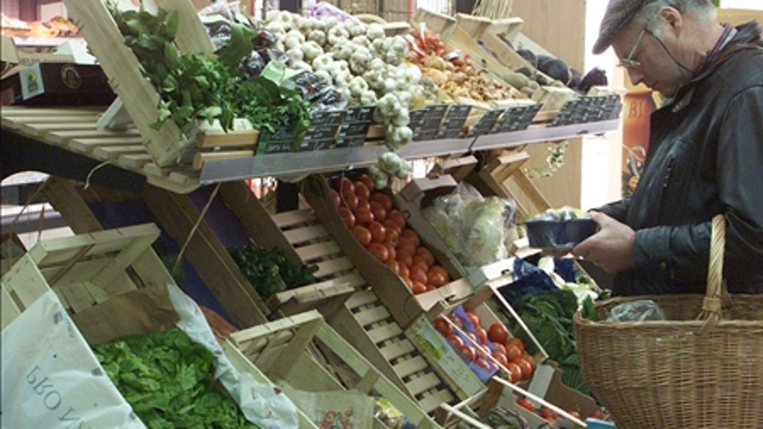 Venstre vil give butikker lov til at forære fødevarer væk, efter holdbarhedsdatoen er overskredet.