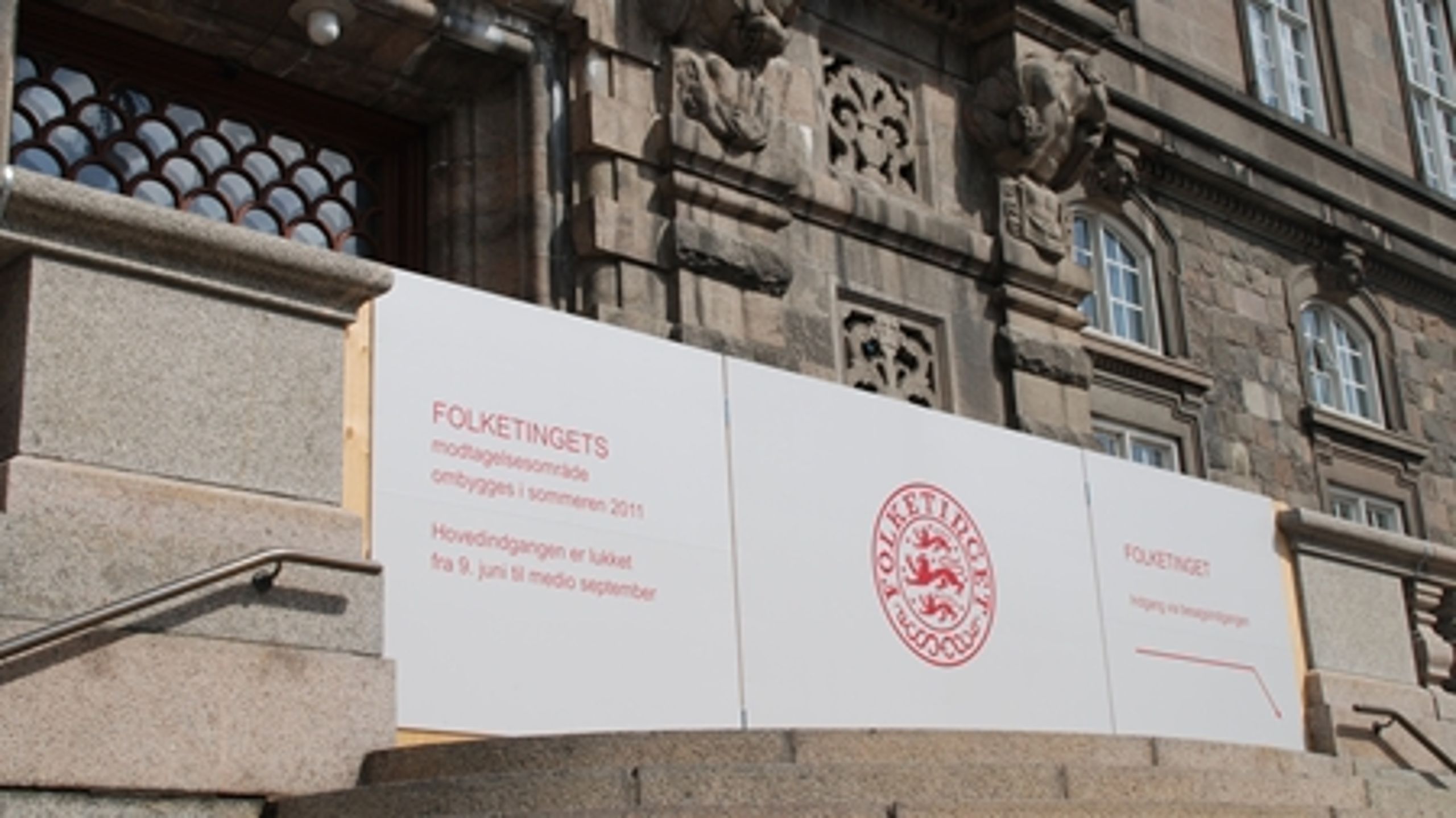 Folketinget bygger traditionen tro om i sommerpausen. Dette år er det sikkerheden, der skal opgraderes.