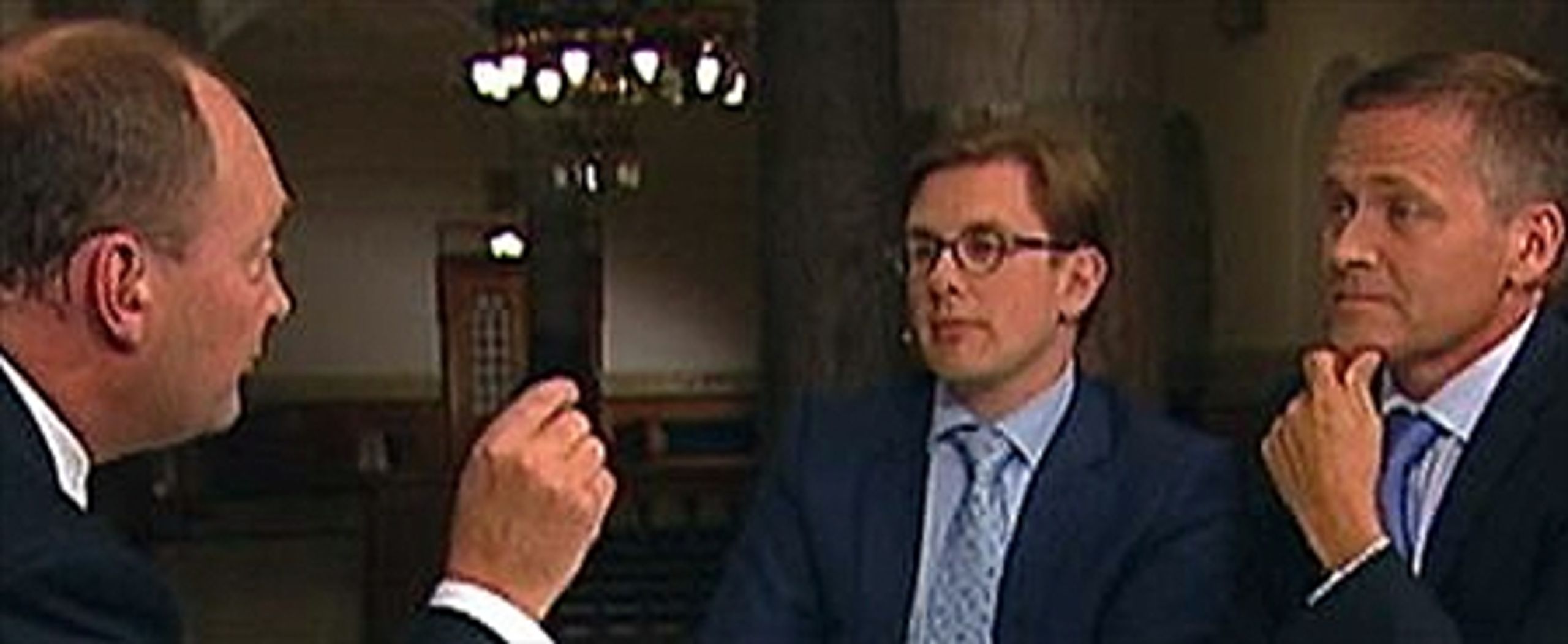 Silden sad i billedet med armen udstrakt, så han fyldte billedet mere ud end sine to gæster. Det er også lige før, at en sekund- og ordtælling ville vise, at han talte for to, skriver Altinget.dks Rasmus Nielsen i anmeldelsen af døgnets tv-valgkamp.