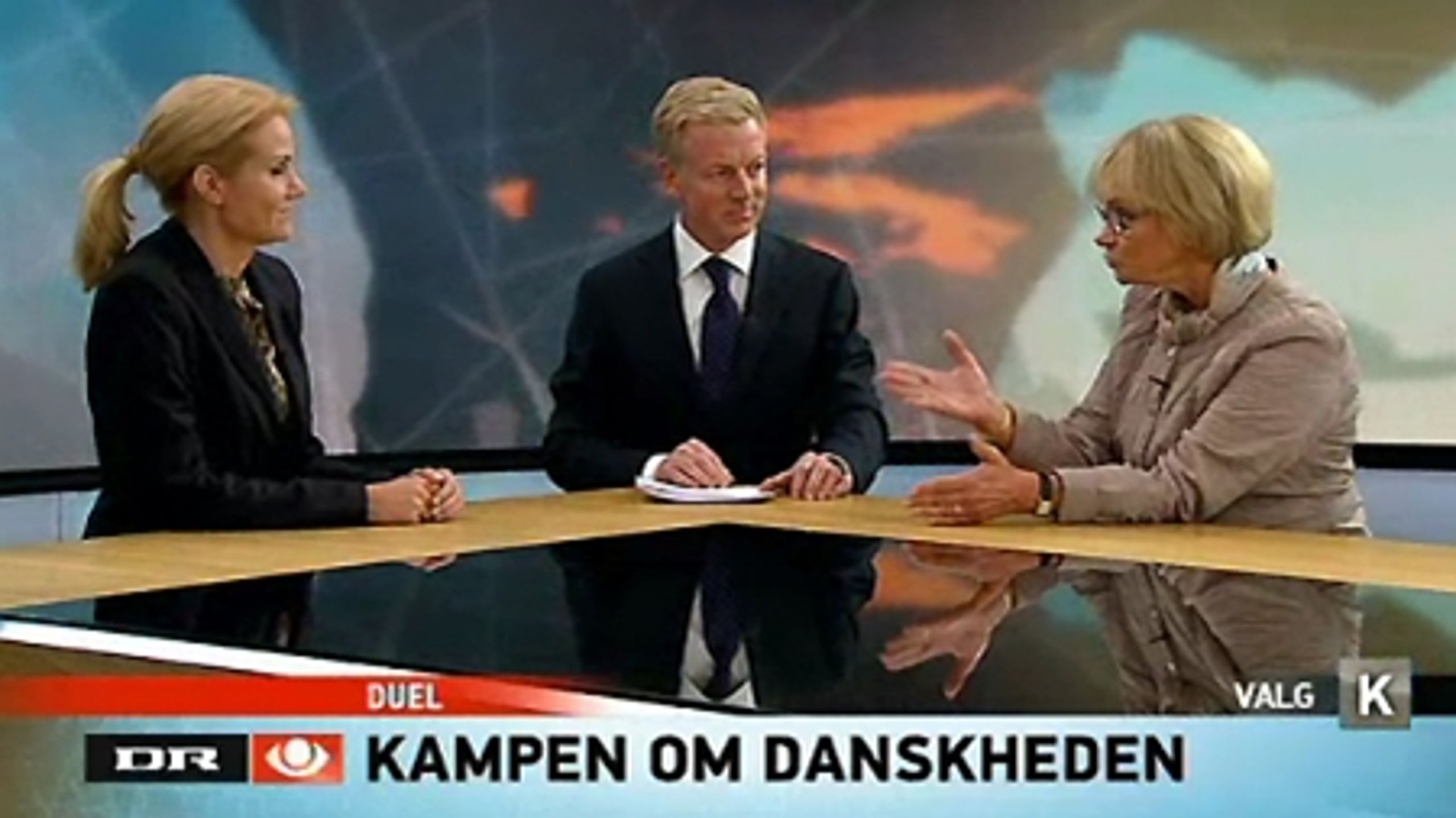 "Der står de så, de to ledende politikere. Har Pia Kjærsgaard - den mest magtfulde kvinde i Danmark de sidste ti år - fremtiden bag sig, hvor Thorning har den foran sig?"