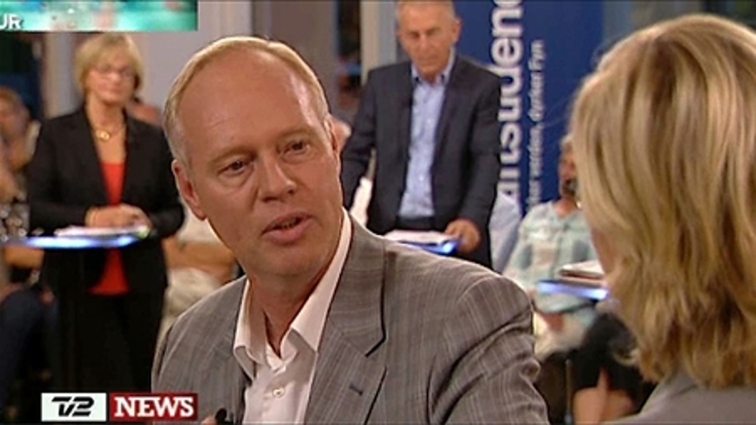 - TV 2 NEWS er til hverdag som til valg demokratiets strømforsyning, skriver Altinget.dks Rasmus Nielsen i døgnets anmeldelse af tv-valgkampen.
