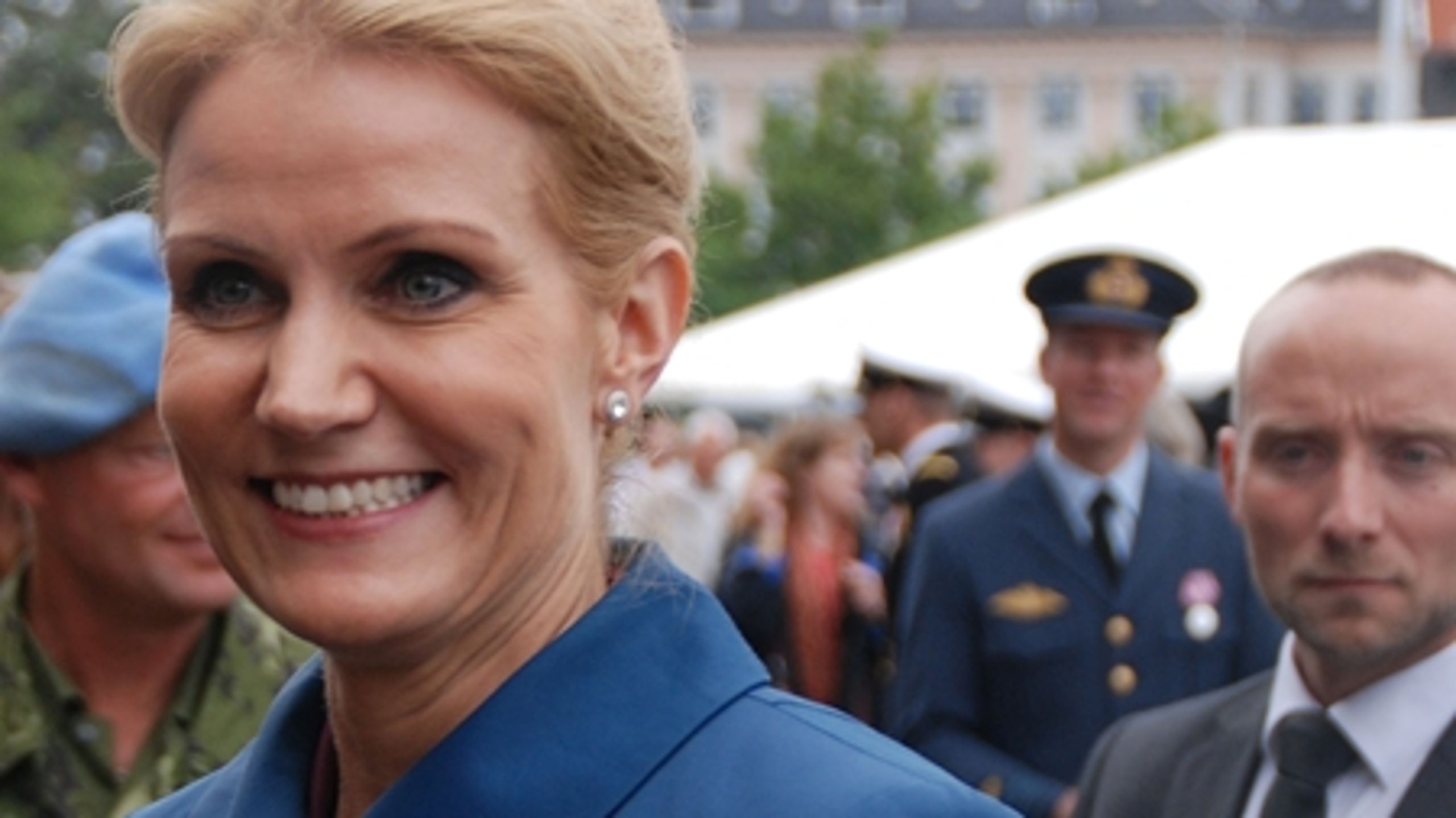 Helle Thorning-Schmidt står fortsat til at blive statsminister efter valget, men opbakningen til rød blok siver langsomt, viser det seneste Risbjerg-snit.