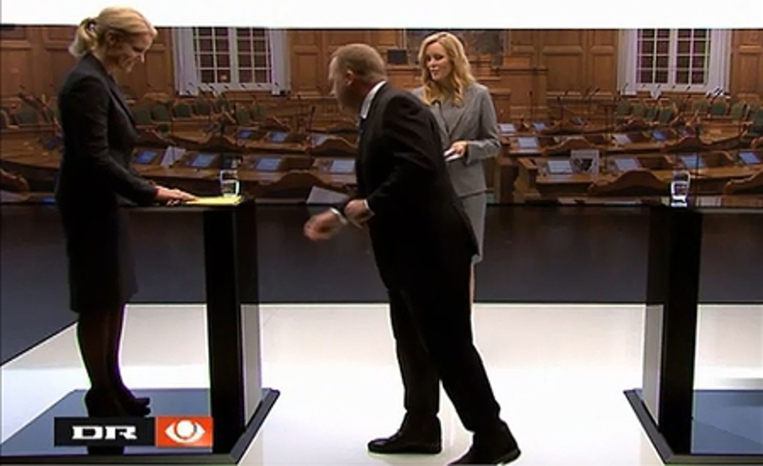 "Og nu kom det så, the point of no return. Løkke forlod sin pult. Forlod den, skønt hans gamle fortrolige rådgiver, Søs Marie Serup, kort forinden på samme kanal som godt råd havde sagt til Løkke, at han for alt i verden ikke må begynde at gå."