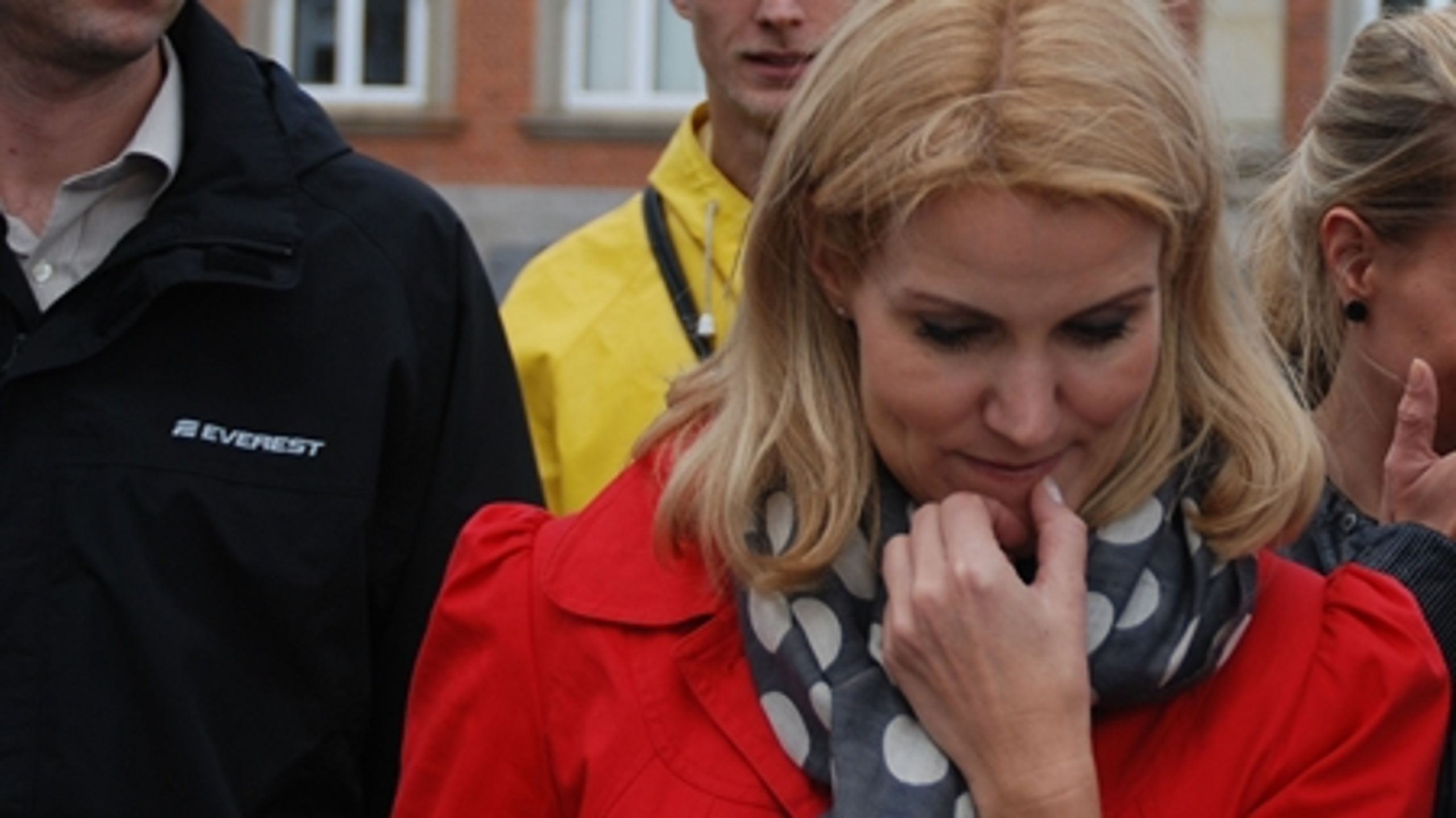 Statsminister Thornings kommende politiske forhandlinger kan give anledning til adskillige hovedbrud, spår dagens lederskribenter.