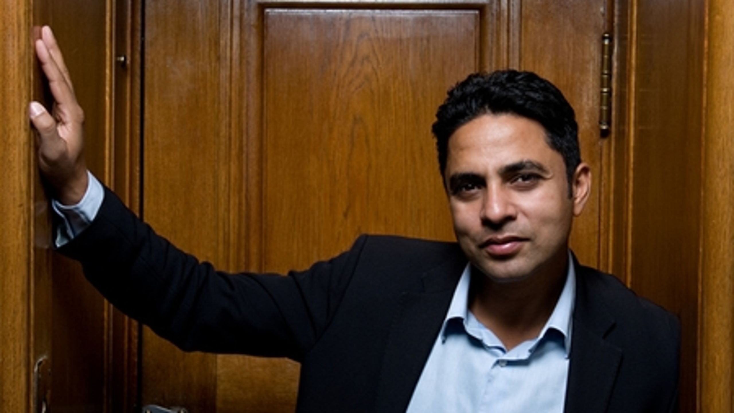 Den nye kirkeminister, stemmeslugeren Manu Sareen (R) har ikke bare meldt sig ud af folkekirken i august i protest. Han ønsker også kirken løsrevet fra staten - et stærkt kontroversielt ønske i kirkelige kredse.