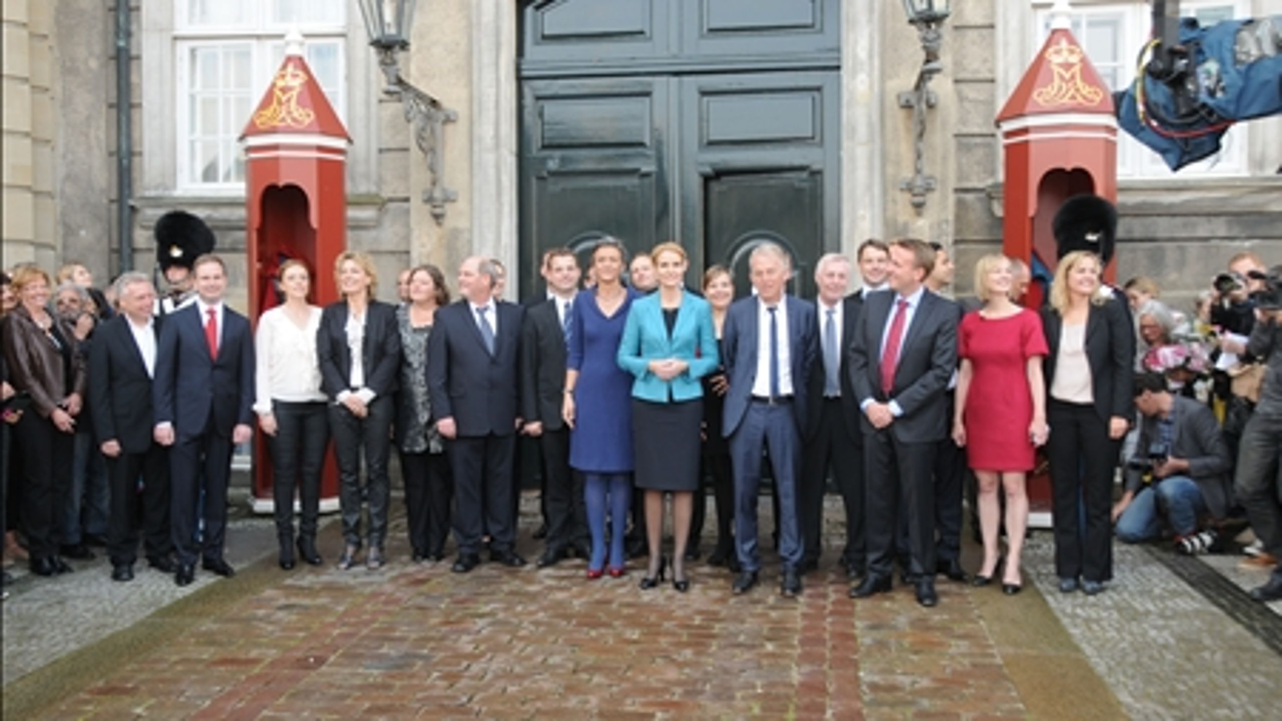 Helle Thorning-Schmidt præsenterede mandag sin S-SF-R regering, men for SF blev dagen forstyrret af en rasende bredside fra et folketingsmedlem, der var skuffet over ikke at blive minister. Udnævnelsen af Thor Möger Pedersen til skatteminister er kontroversiel i SF.