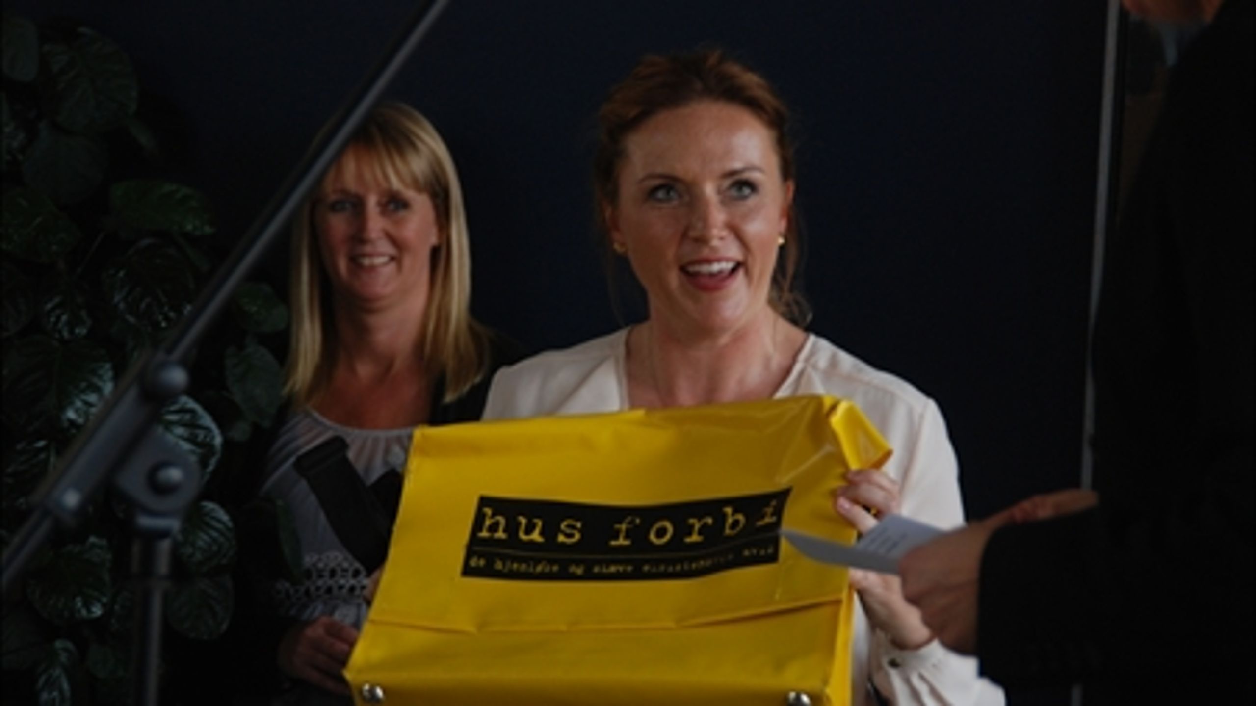 Her modtager Karen Hækkerup traditionen tro en gave fra tidligere socialminister Benedikte Kiær (K). Gaven er en taske til hjemløseavisen 'Hus Forbi' - "For det er vigtigt at lytte til de mennesker, man ønsker at hjælpe," sagde Benedikte Kiær. 