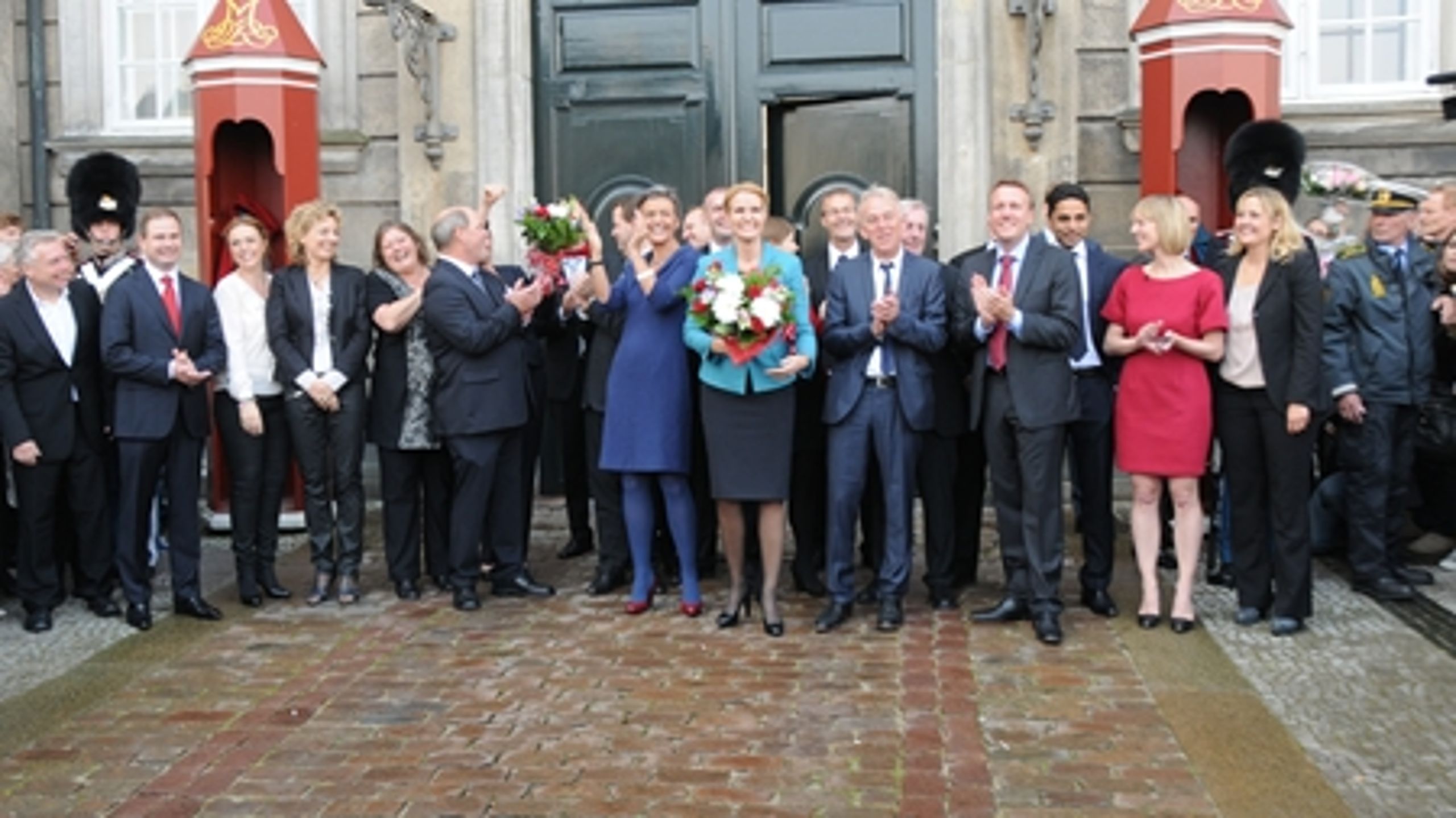 S-R-SF regeringen var ved højt humør, da de præsenterede de nye ministre. Men en historisk lav vælgertilslutning kaster mørke skygger over regeringen.