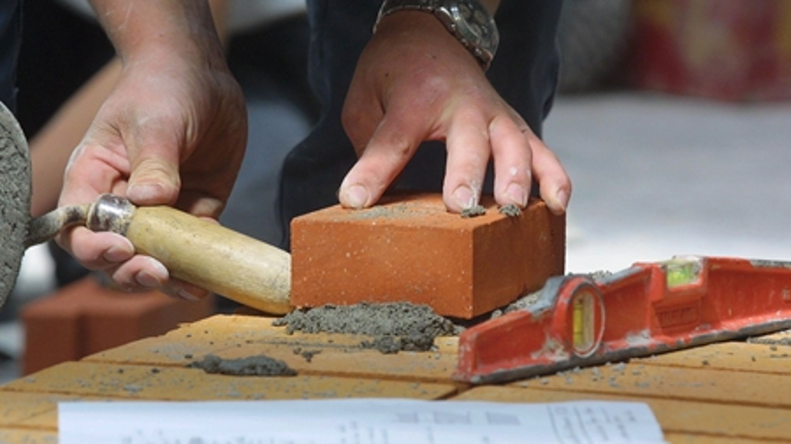 Børne- og undervisningsminister Christine Antorini (S) lægger Venstres store eftersyn af landets erhvervsuddannelser på is. 
