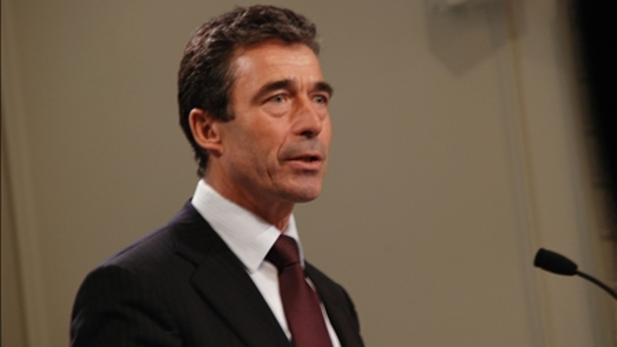 Anders Fogh Rasmussen (V) stod fadder til den danske udgave af  kontraktpolitik. Fogh havde stor succes med metoden, men efterfølgeren Lars Løkke Rasmussen (V) har været noget mere forbeholden.