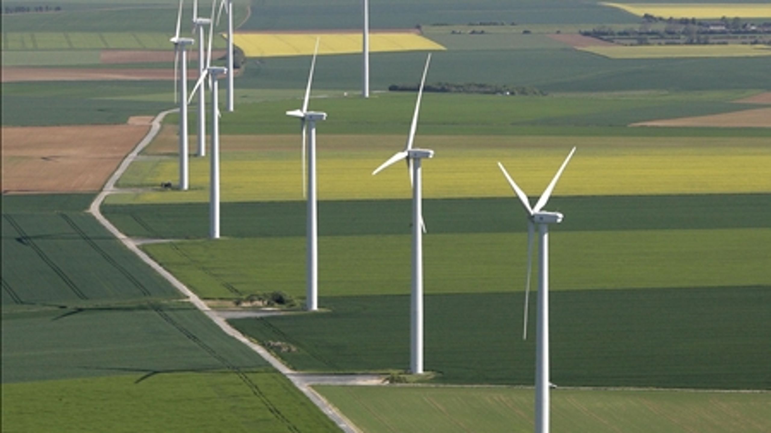 De ekstra vindmøller, der vil komme med regeringens energiplan, skal delvist finansieres gennem PSO-afgiften. Men den afgift er genstand for stor kritik.