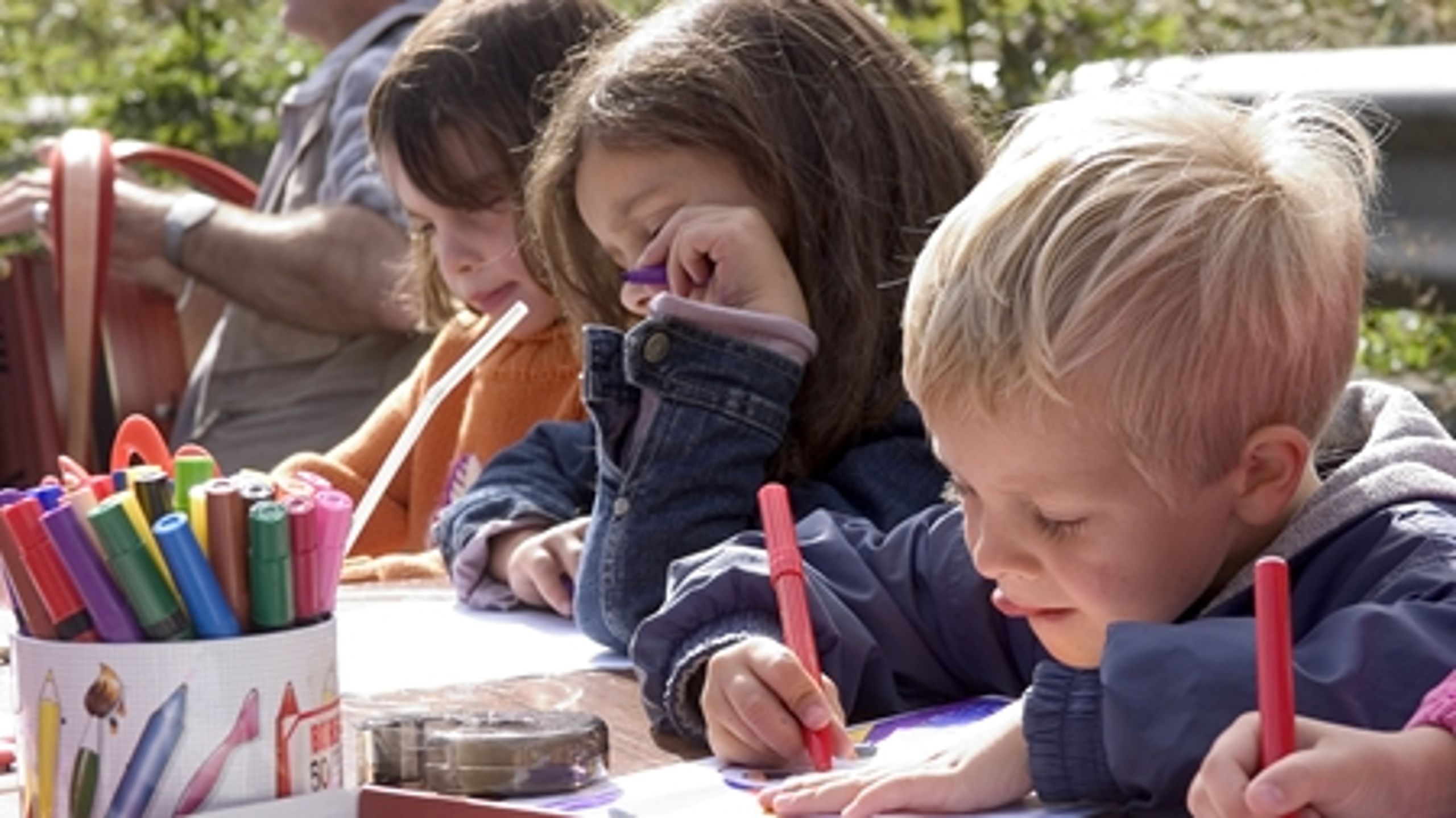 Først den ene vej, så den anden vej. Kommunerne vil spare 700 mio. i dagtilbuddene i 2012. Året efter skal der bruges 500 mio. kr. ekstra på de små.
