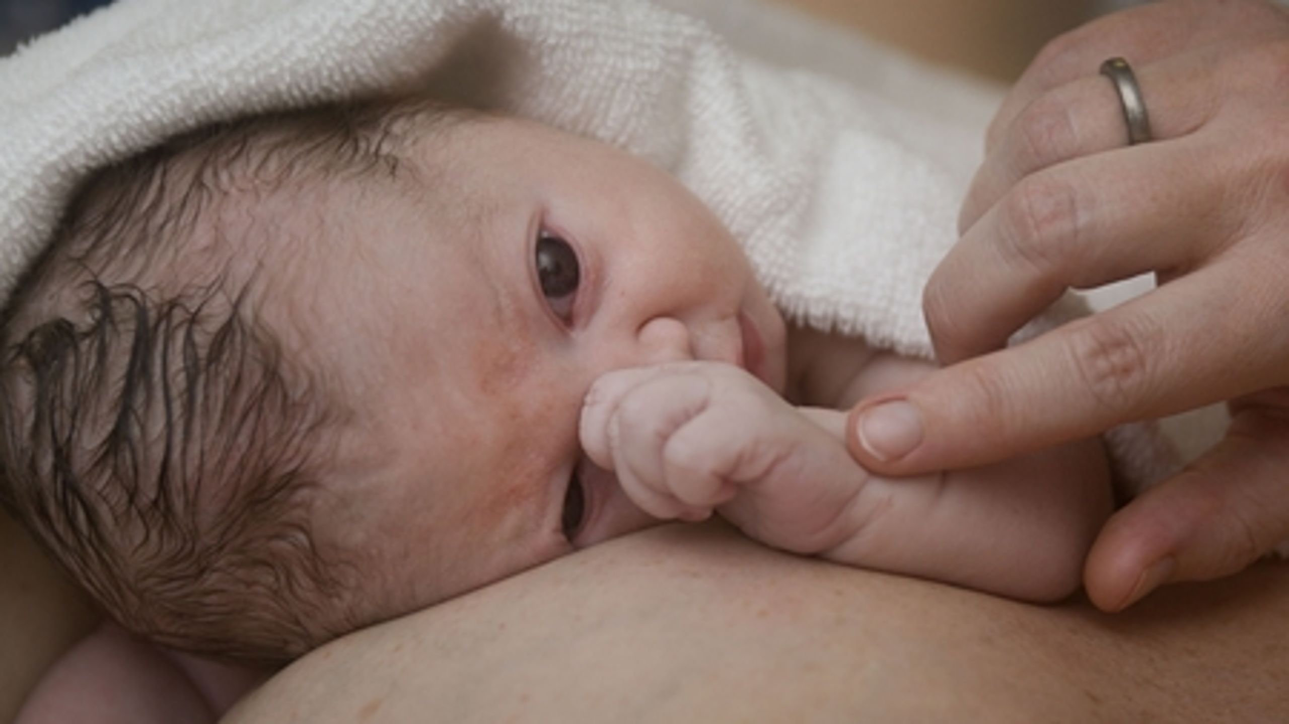 Formanden for Danske Regioner, Bent Hansen (S), mener, at kommunerne burde få styr på sundhedsplejerskernes hjemmebesøg hos nybagte familier i stedet for at ønske flere opgaver. 