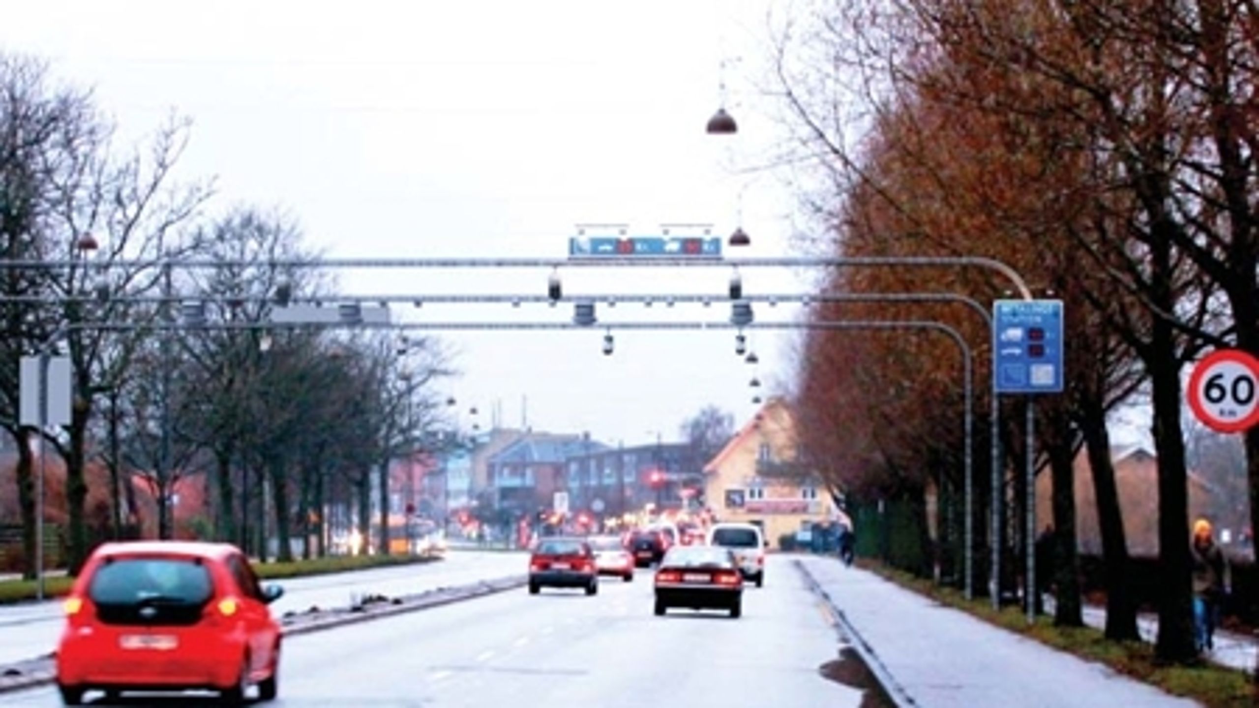 Transportministeren afviser, at regeringen agter at låne penge til at sænke priserne i den kollektive trafik, inden betalingsringen står klar.