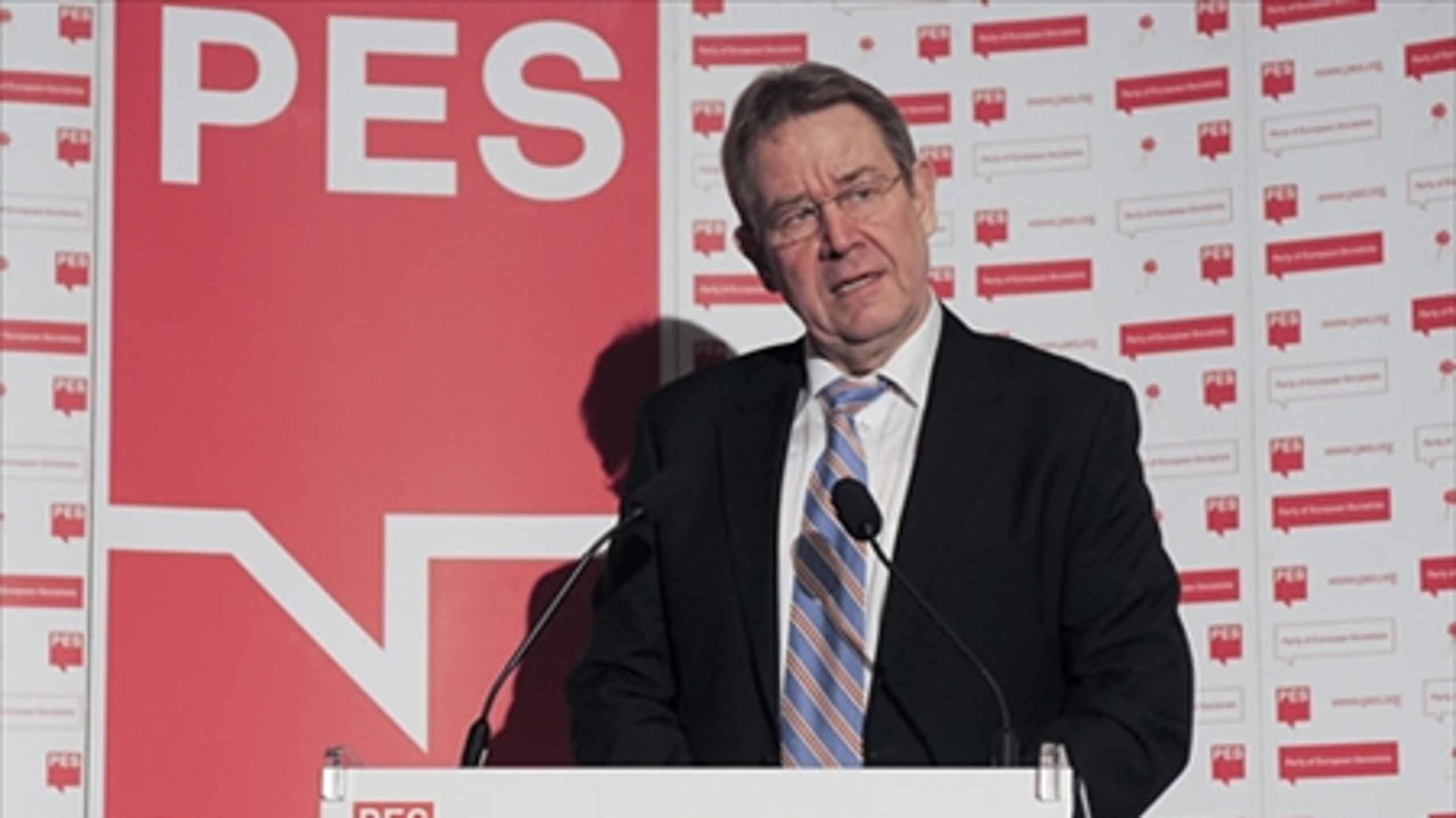 Poul Nyrup Rasmussen: Som formand for de europæiske socialdemokrater arbejdede Nyrup i flere år for indførslen af en europæisk finansskat. Han kritiserer nu den danske regering for at give Folketinget et misvisende indtryk af EU-Kommissionens holdning til finansskatten. 