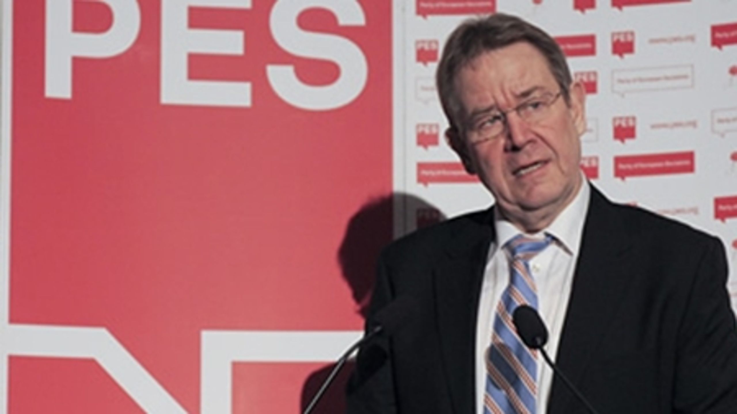 Poul Nyrup Rasmussen: Som formand for de europæiske socialdemokrater arbejdede Nyrup i flere år for indførslen af en europæisk finansskat. Han kritiserer nu den danske regering for at give Folketinget et misvisende indtryk af EU-Kommissionens holdning til finansskatten.