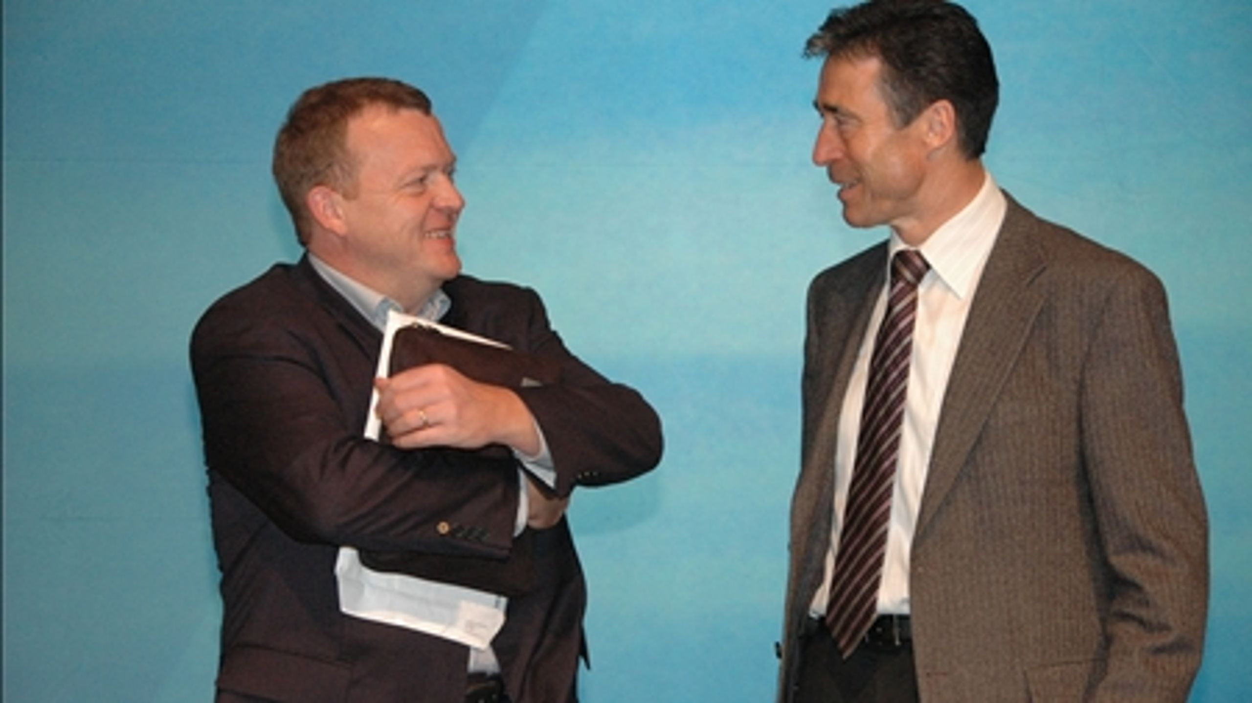 Der er grund til store smil hos Venstre netop nu. Partiet har ikke stået stærkere i meningsmålingerne i ni år. Her er partiets nuværende og tidligere formand fanget på Venstres landsmøde efter valget i 2007.