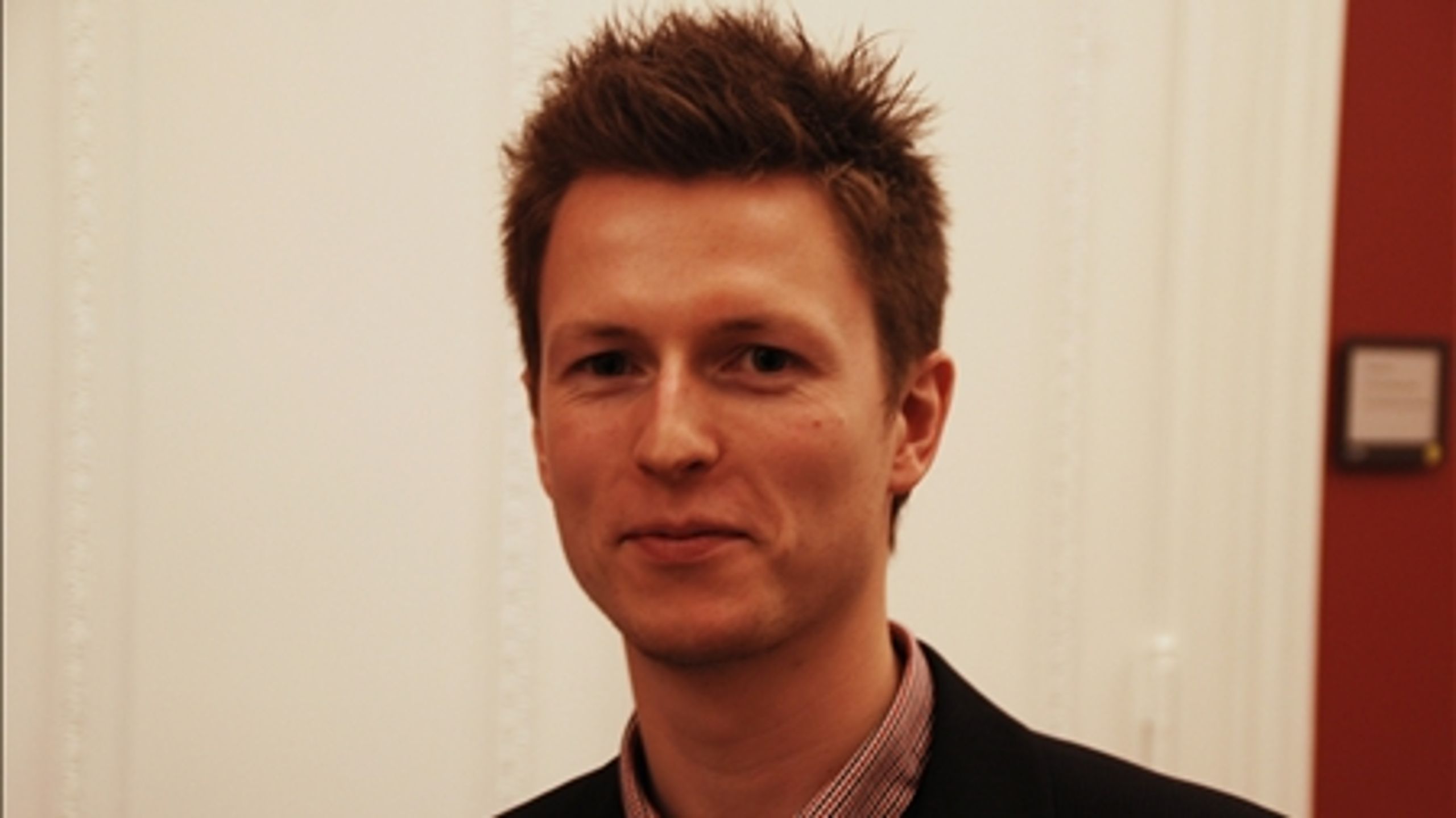 Jesper Petersen (SF): Var så sent som under regeringsforhandlingerne i september i front for at indføre en finansskat blandt "en koalition af villige" EU-lande. Som politisk ordfører forsøger han nu at balancere på en knivsæg.