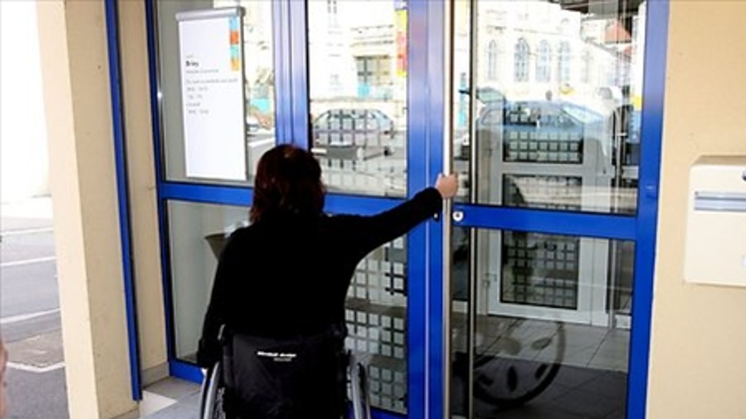 Kommunerne vil spare hundredevis af millioner kroner på handicapområdet i 2012.