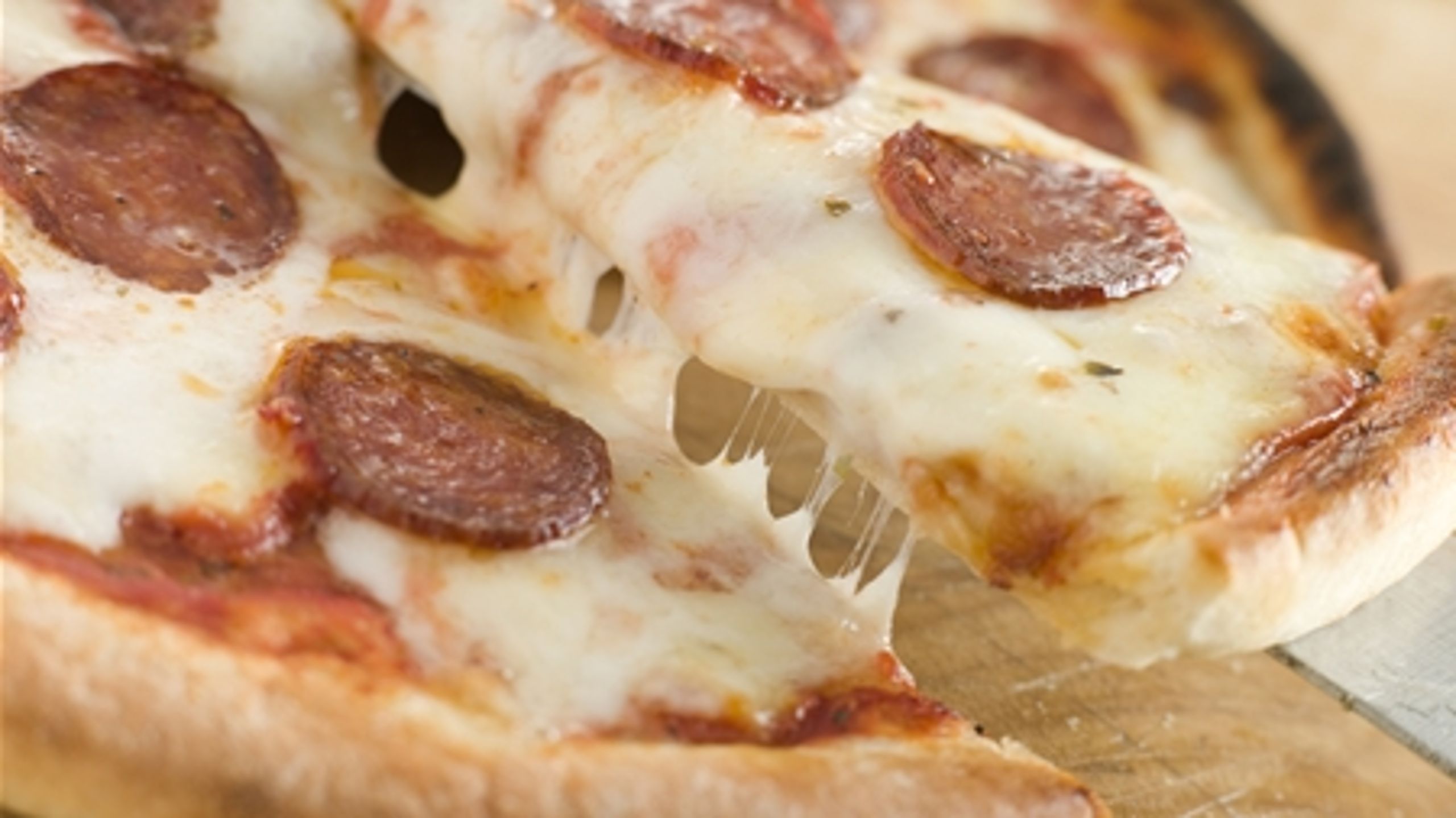 Fødevarer som brød, ost, kødpålæg, fiskeretter og morgenmadsprodukter indeholder meget af det salt, vi dagligt indtager. Mere eller mindre færdige produkter som frysepizzaer, panderetter og fastfood bidrager også med en betydelig del. (foto: colourbox.com)