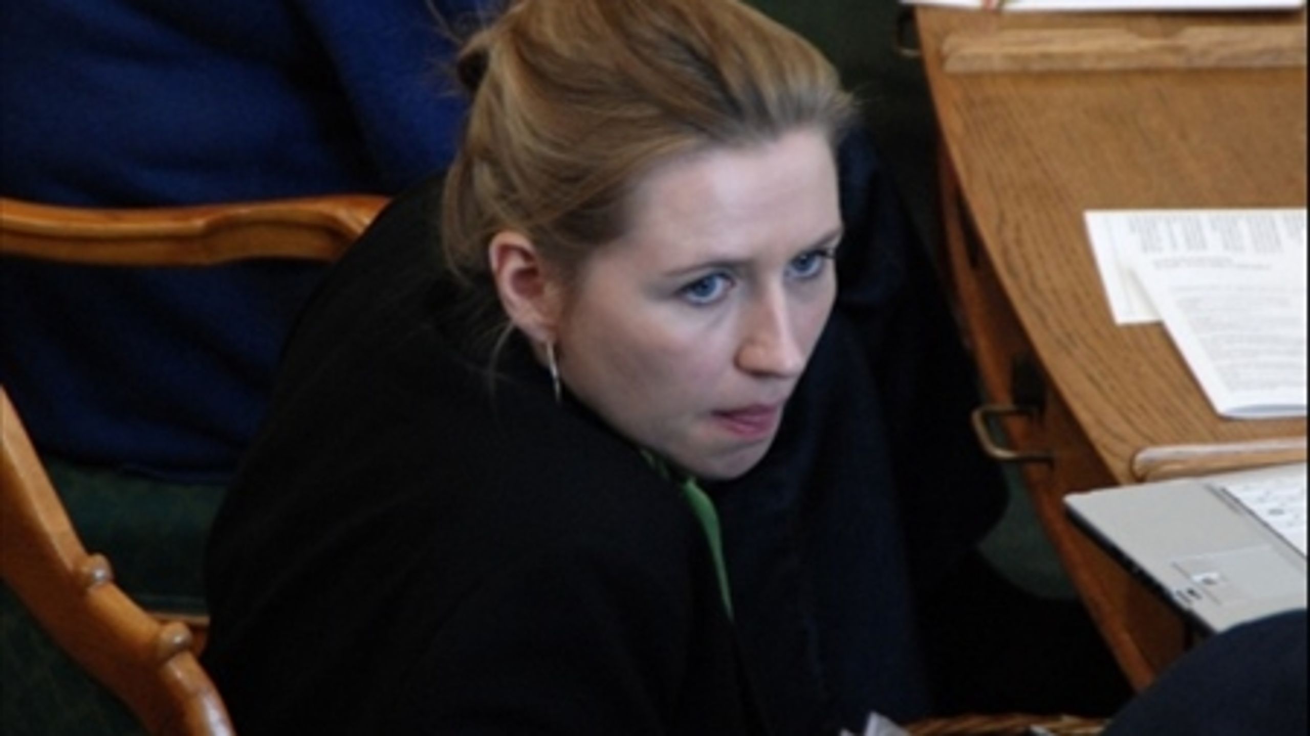 Beskæftigelsesminister Mette Frederiksen (S) har smidt Enhedslisten ud af forhandlingerne om førtidspension og fleksjob allerede inden, de er gået i gang.