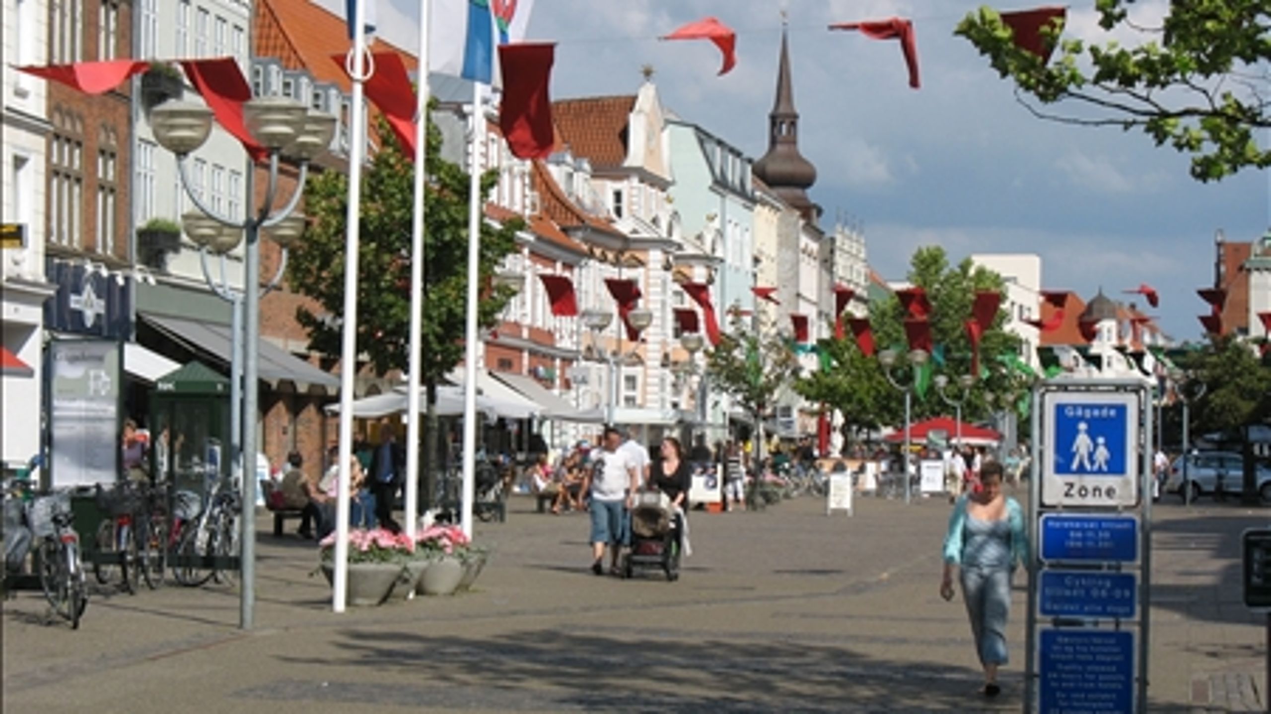 Horsens, der står til at miste 72 mio. kr. om året på justeringen af  det kommunale udligningssystem, får nu hjælp. Her er det byens handelsstrøg, Søndergade.