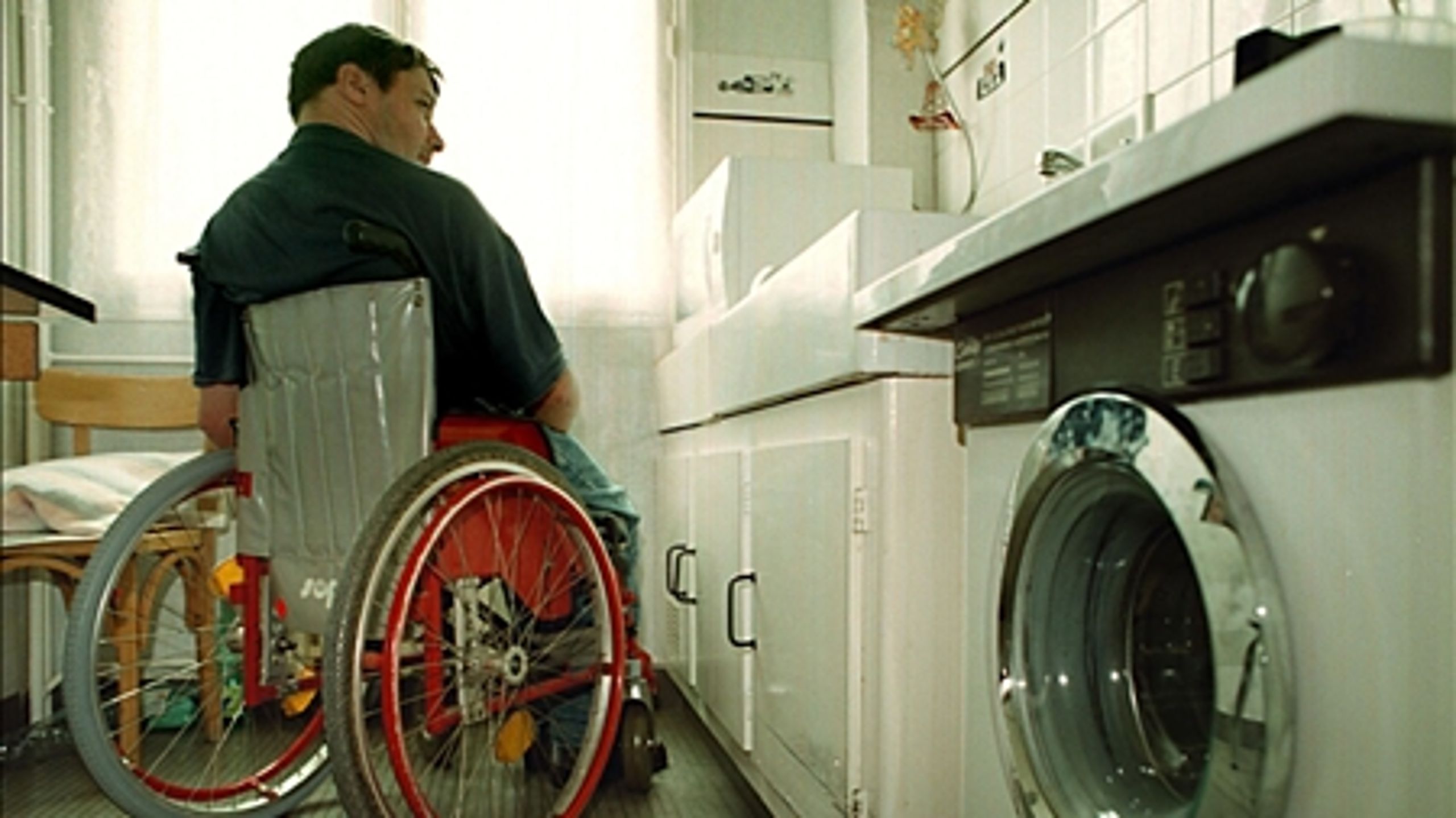 Kommunerne har overtaget 80 procent af tilsynene med de borgere, der modtager f.eks. handicapydelser uden for kommunegrænsen, siden en ny lov trådte i kraft for godt to år siden.