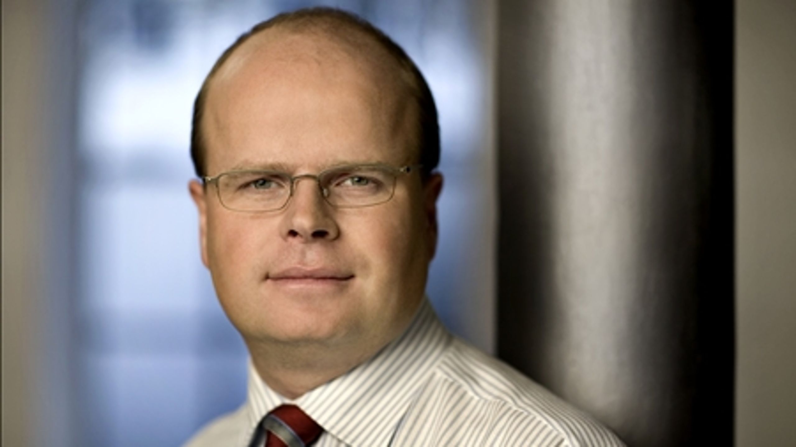 Kritikerne af regeringens afvisning af en EU-finansskat sætter nu spot på den rolle, PA-direktør i Finansrådet, Lars Nielsen, har spillet i sagen. Lars Nielsen var tidligere en respekteret og indflydelsesrig radikal pressechef, og han har stadig gode forbindelser til den radikale top.