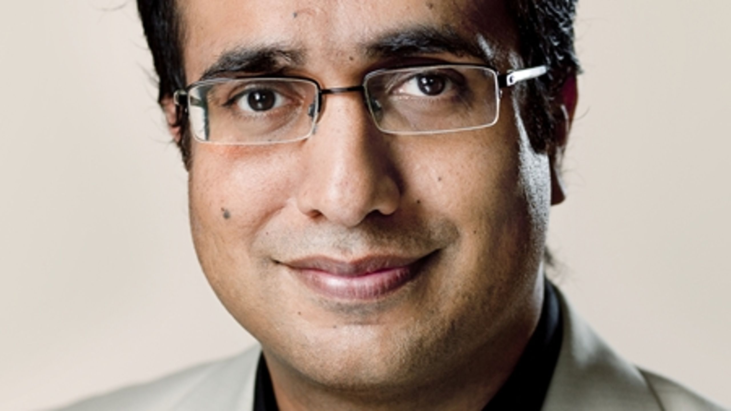 Den radikale skatte- og arbejdsmarkedsordfører Nadeem Farooq er kommet i frontlinjen i regeringens interne kamp om den økonomiske politik. Farooq har en høflig og venlig stil, men hans bastante borgerlige holdninger har ikke gjort ham populær i S og SF.