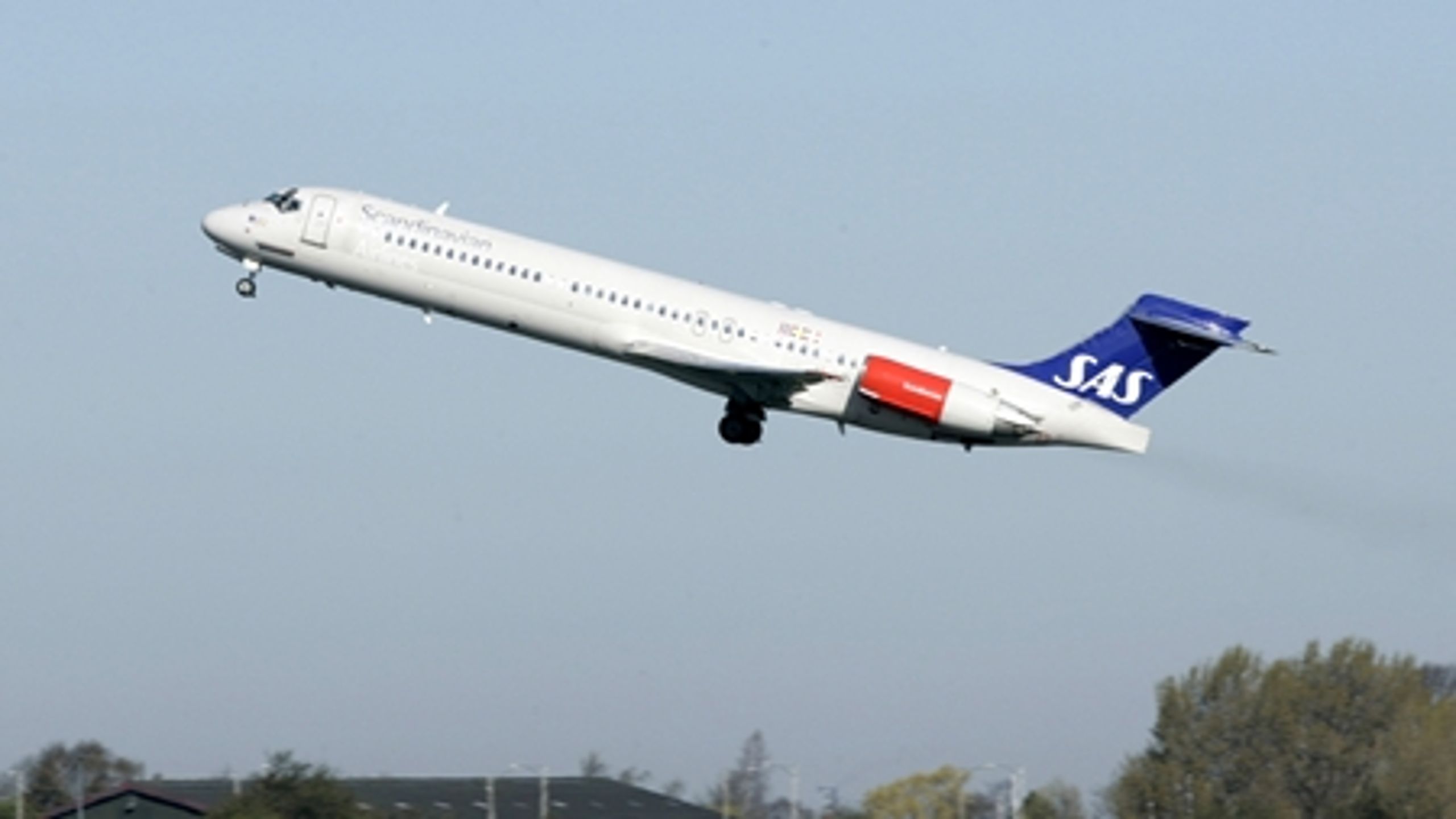 Det er for billigt at flyve, lyder det fra Enhedslisten, der vil lægge afgift på flybilletter.